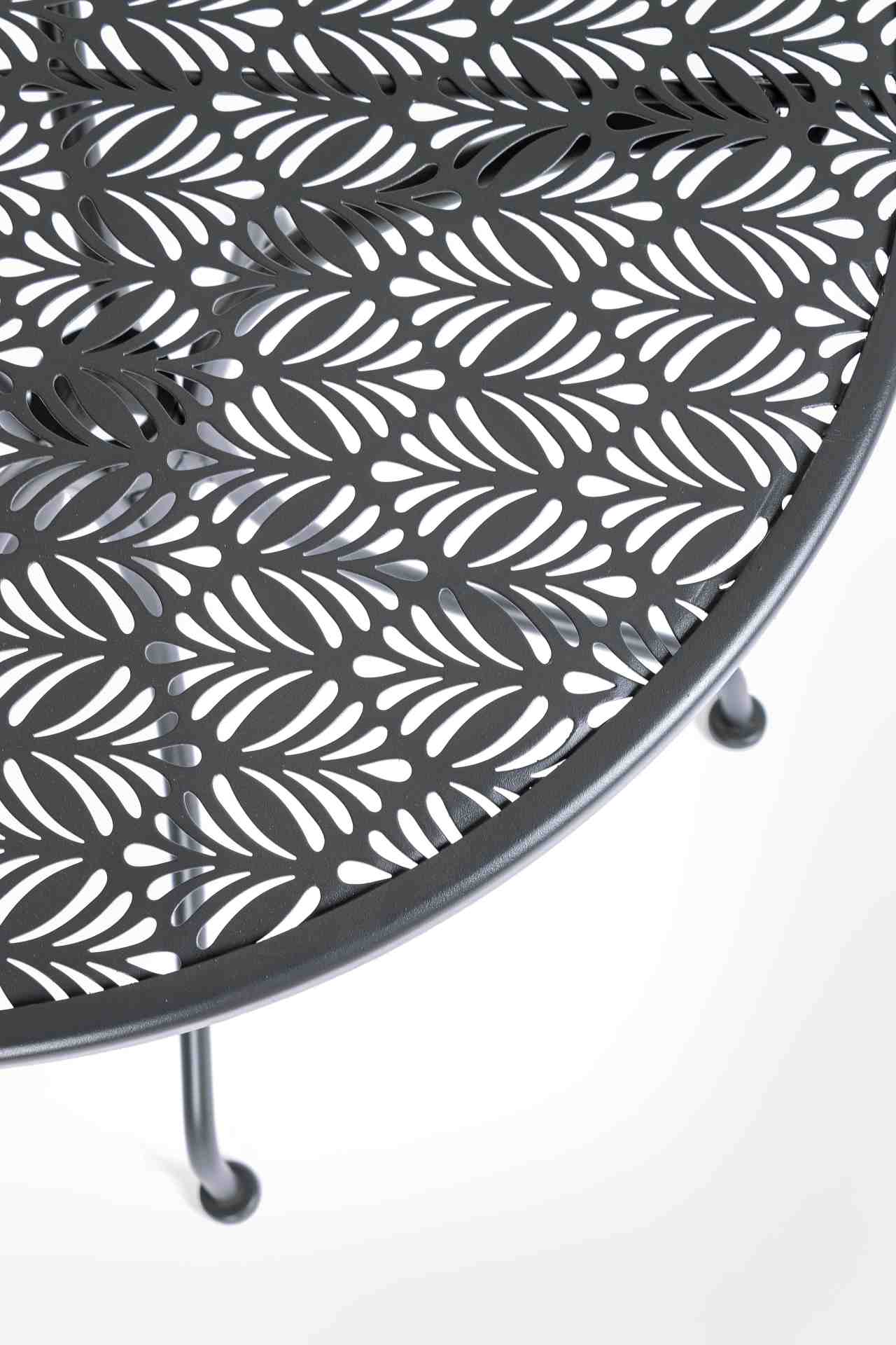 Der Gartentisch Lizette überzeugt mit seinem klassischen Design. Gefertigt wurde er aus Aluminium, welches einen Anthrazit Farbton besitzt. Das Gestell ist aus auch Aluminium und hat eine Anthrazit Farbe. Der Tisch verfügt über einen Durchmesser von 60 cm