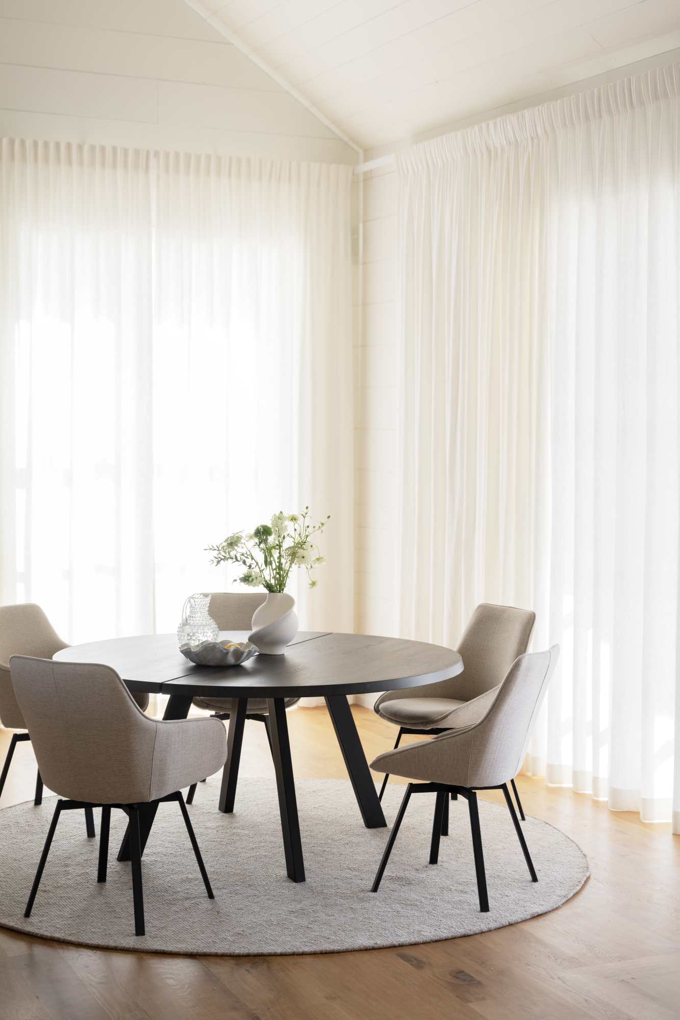 Esstisch Fred Rund 160cm, Eiche Braun – überzeugt mit zeitlosem Stil.