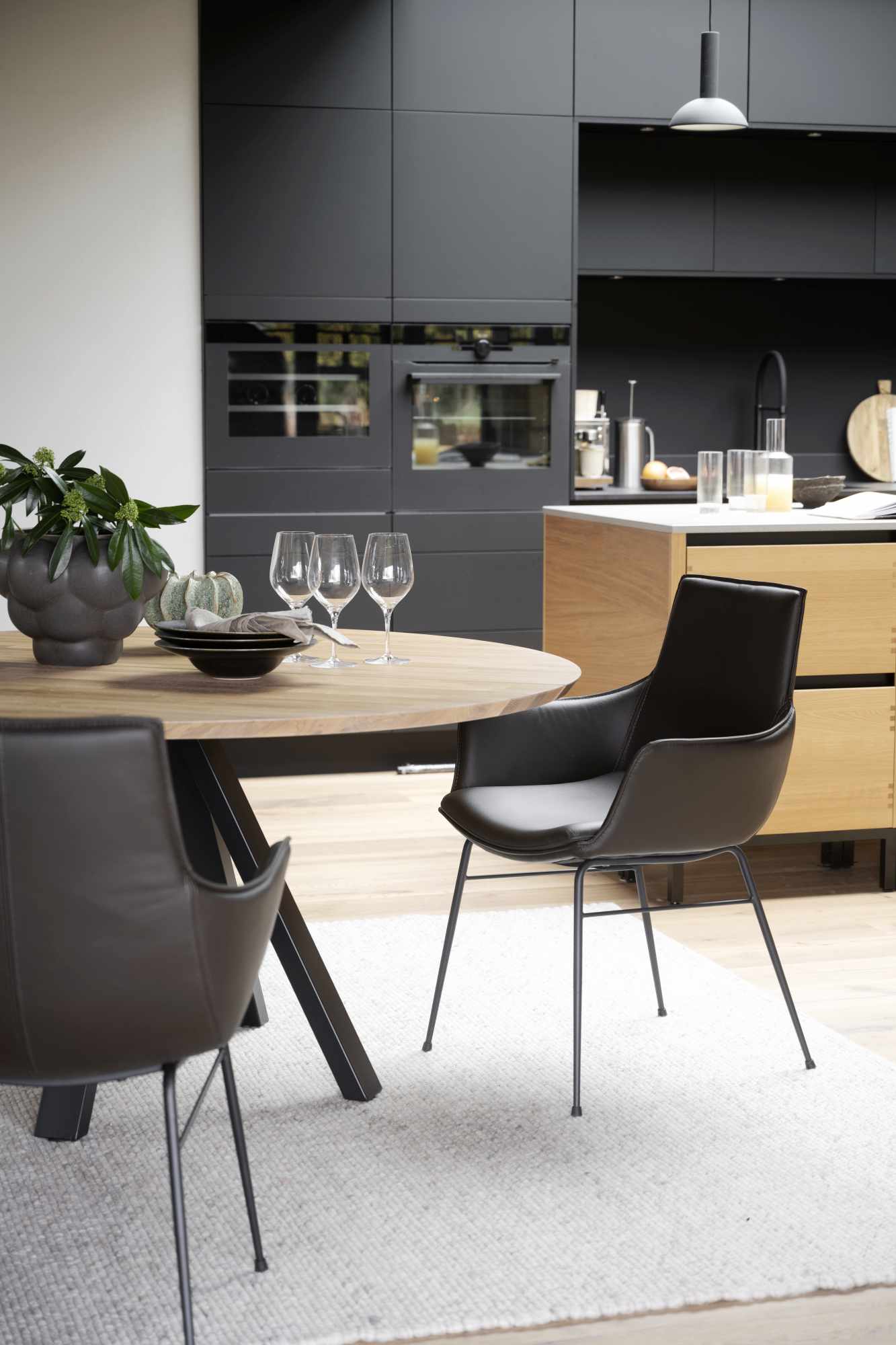 Stuhl Lowell 2er Set mit Armlehnen, Leder Braun – stilvoller Blickfang für Ihr Zuhause.