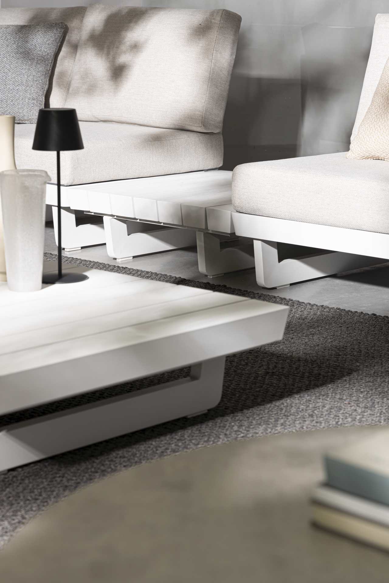 Das Gartensofa Infinity überzeugt mit seinem modernen Design. Gefertigt wurde es aus Olefin-Stoff, welcher einen grauen Farbton besitzt. Das Gestell ist aus Aluminium und hat eine weiße Farbe. Das Sofa verfügt über eine Sitzhöhe von 38 cm und ist für den 