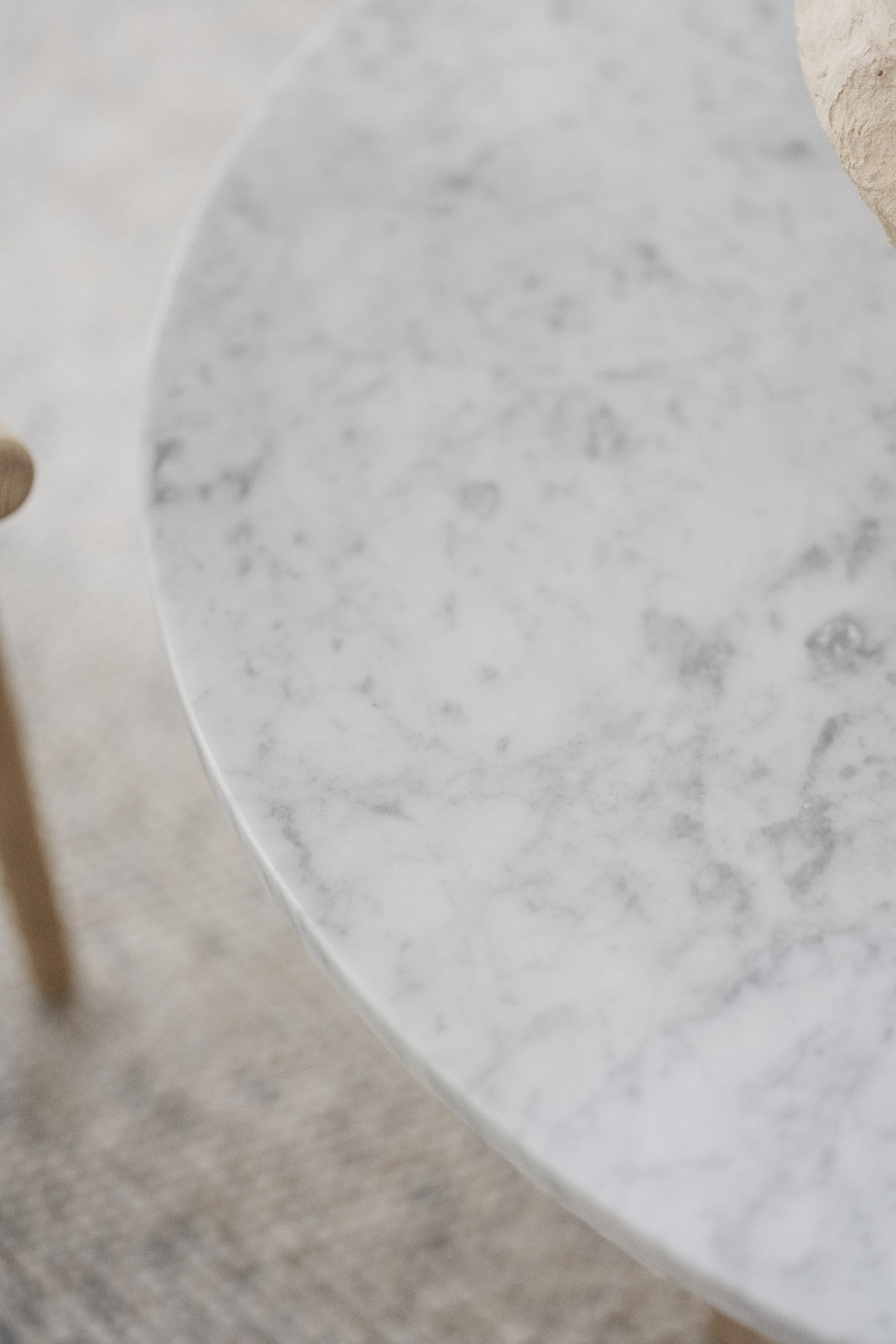 Edles Möbelstück: Couchtisch Brooksville, Marmor Rund 90cm, Weiß / Braun für stilvolle Einrichtung.