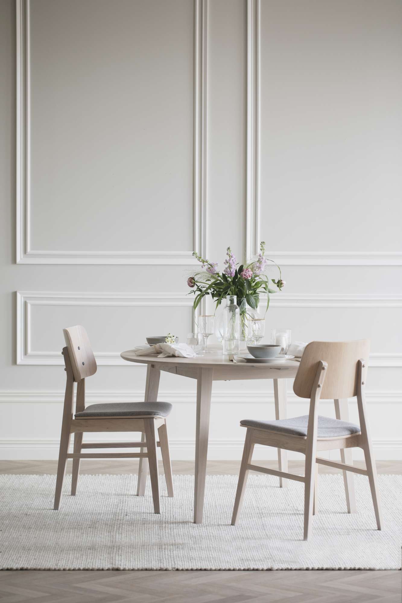 Esstisch Filippa Rund mit Auszug, 120/165cm, Eiche Weiß pigmentiert – modernes Design trifft Komfort.