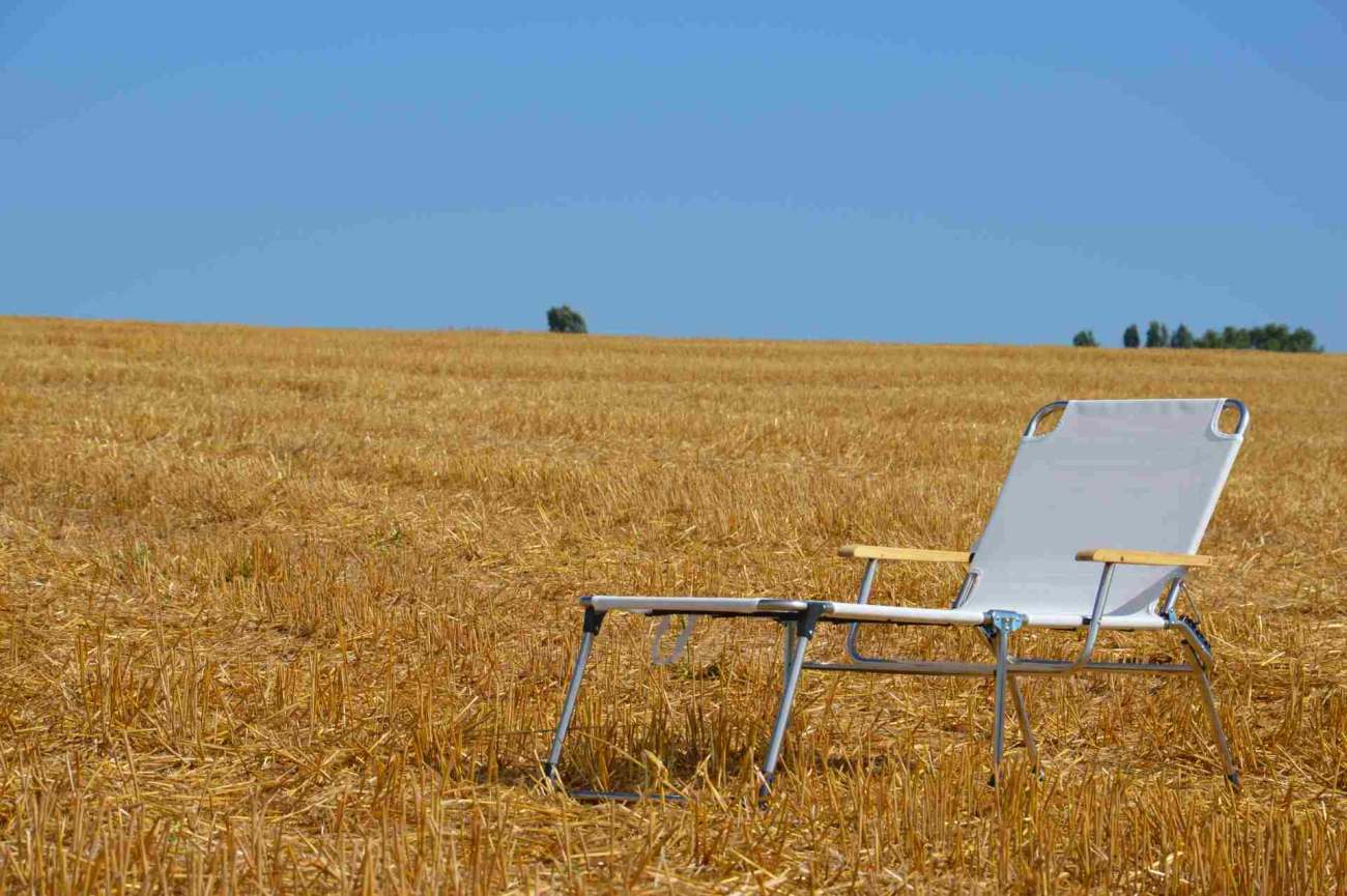 Dreibeinliege Amigo 40+ aus Aluminium mit Armlehne, Weiß