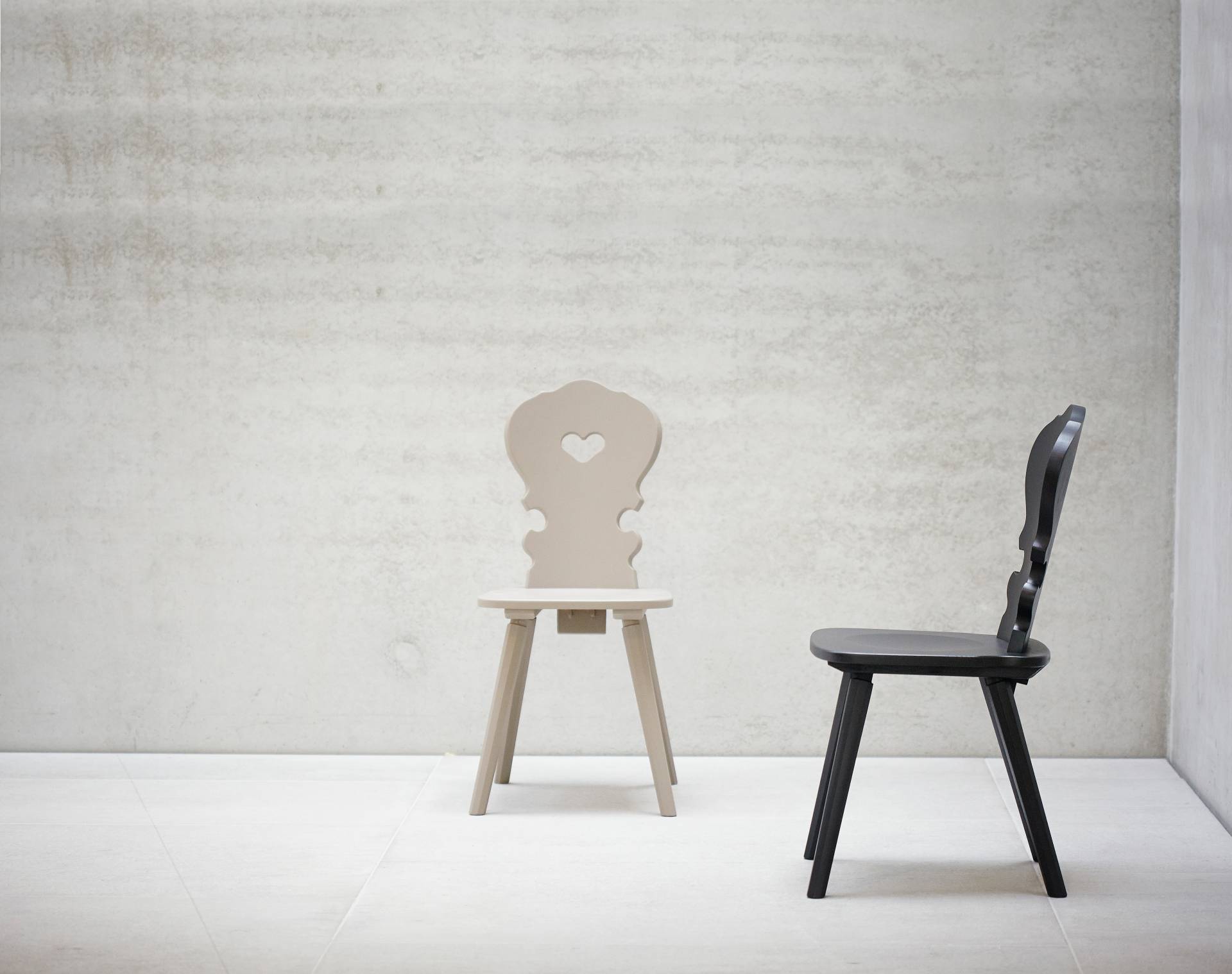 Der Stuhl Vienna ist ein absoluter Klassiker. Gefertigt wurde er aus Buchenholz und ist ein Produkt der Marke Jan Kurtz. Der Stuhl besitzt eine Taupe Farbe.
