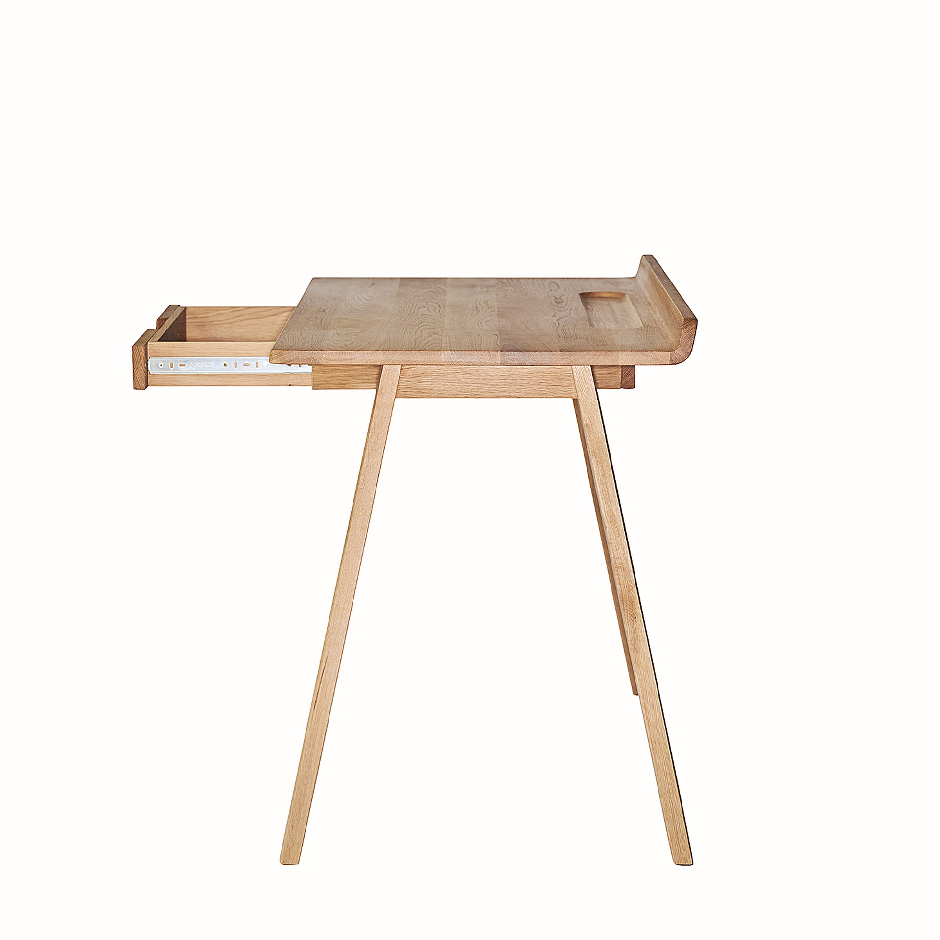 Der Schreibtisch Nara in einem skandinavischen Design wurde aus Eichenholz hergestellt. Designet wurde der Tisch von der Marke Jan Kurtz. Der Tisch verfügt über eine Schublade für zusätzlichen Stauraum.