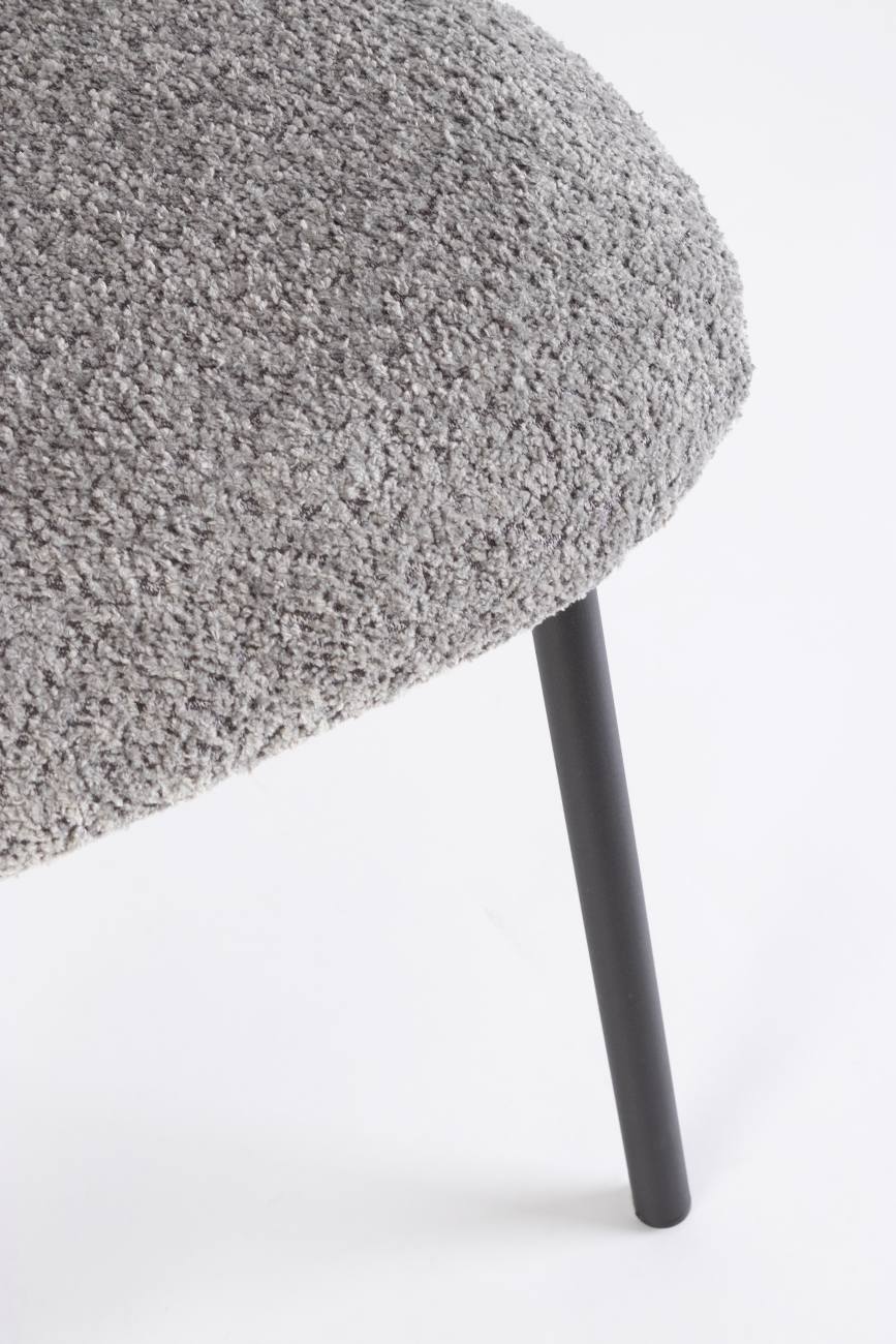 Der Esszimmerstuhl Ludmilla überzeugt mit seinem modernen Stil. Gefertigt wurde er aus Boucle-Stoff, welcher einen grauen Farbton besitzt. Das Gestell ist aus Metall und hat eine schwarze Farbe. Der Stuhl besitzt eine Sitzhöhe von 47 cm.