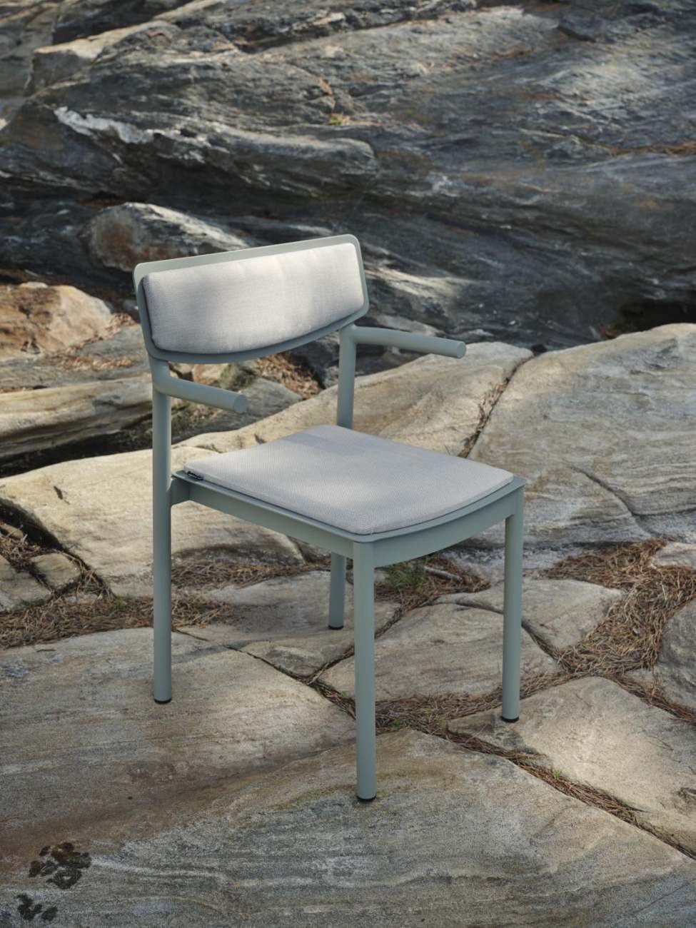 Der Gartenstuhl Gusty überzeugt mit seinem modernen Design. Gefertigt wurde er aus Stoff, welches einen hellgrauen Farbton besitzt. Das Gestell ist aus Metall und hat eine grüne Farbe. Die Sitzhöhe des Stuhls beträgt 47 cm.