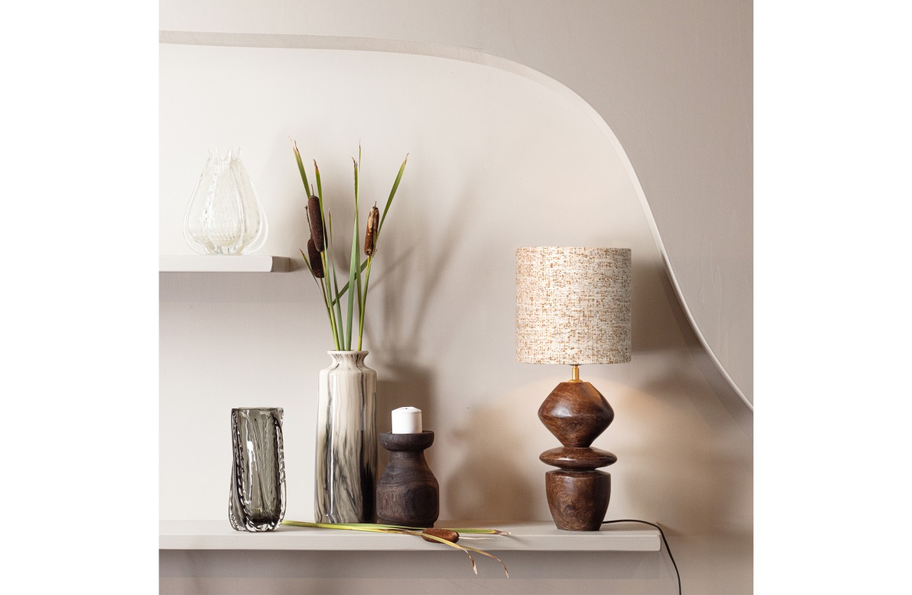 Die Tischleuchte Venue überzeugt mit ihrem modernen Design. Gefertigt wurde sie aus Holz, welches einen braunen Farbton besitzt. Der Lampenschirm ist aus Stoff und hat eine braune Farbe. Die Lampe besitzt einen Durchmesser von 22 cm.