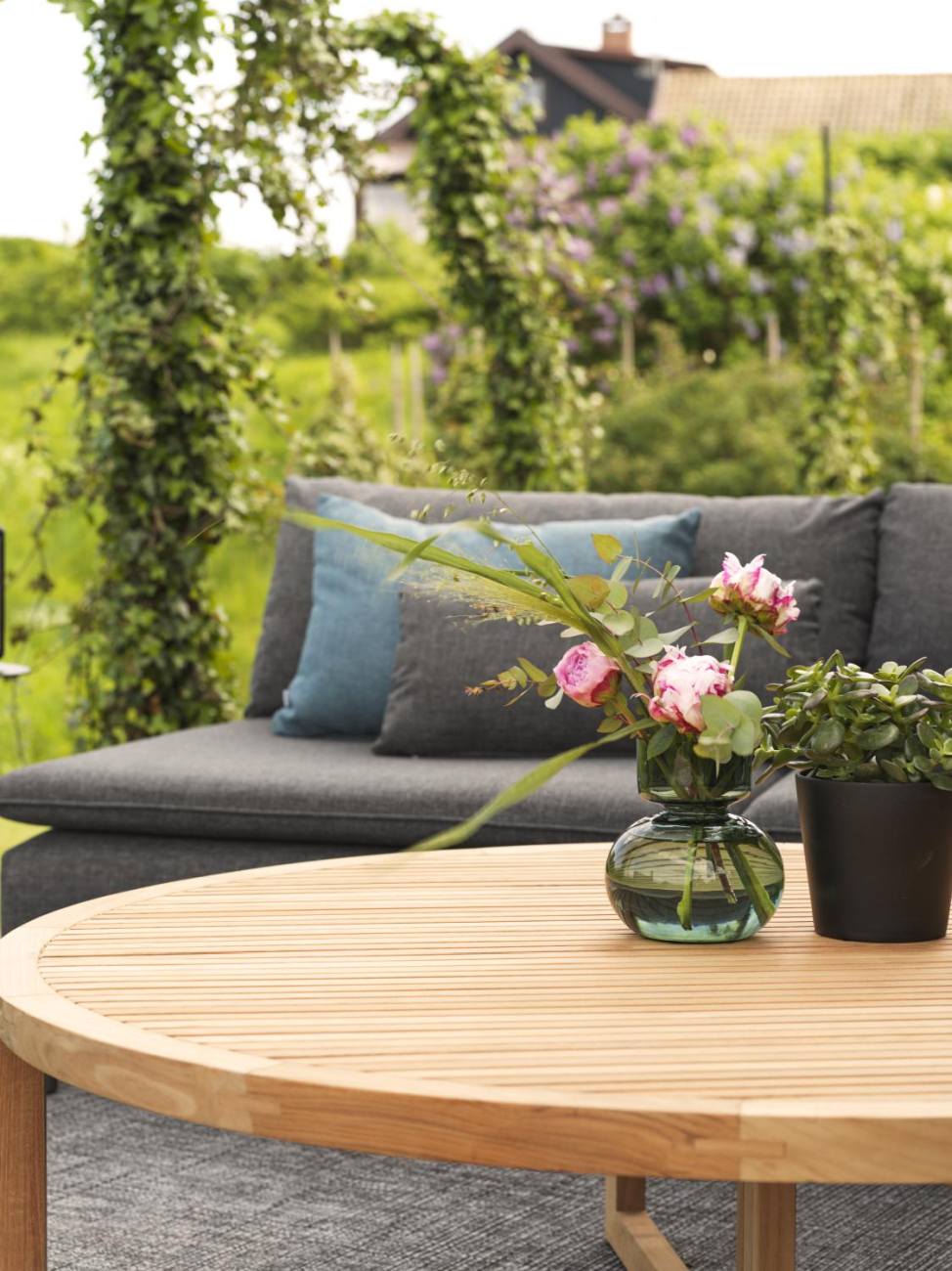 Der Gartencouchtisch Vevi überzeugt mit seinem modernen Design. Gefertigt wurde die Tischplatte aus Teakholz, welche einen natürlichen Farbton besitzt. Das Gestell ist auch aus Teakholz und hat eine natürliche Farbe. Der Tisch besitzt einen Durchmesser vo
