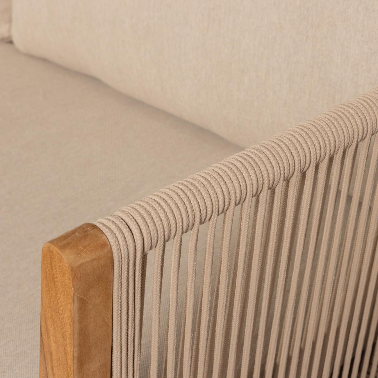 Das Gartensofa San Remo überzeugt mit seinem modernen Design. Gefertigt wurde es aus Stoff, welcher einen Sand Farbton besitzt. Das Gestell ist aus Teakholz und hat eine natürliche Farbe. Das Sofa besitzt eine Sitzhöhe von 41 cm.