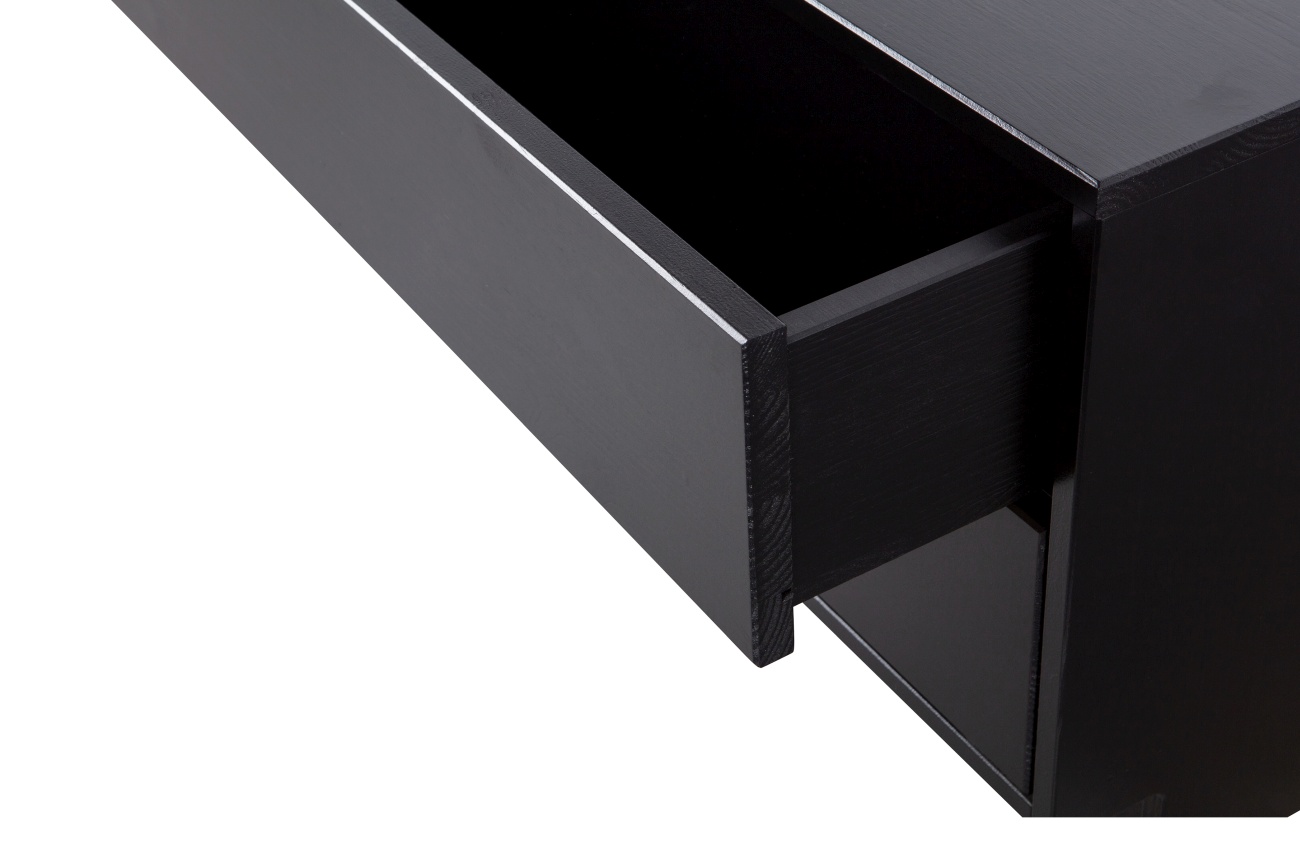 Das TV Board Fianca überzeugt mit seinem modernen Design. Gefertigt wurde es aus Kiefernholz, welches einen schwarzen Farbton besitzt. Das TV Board besitzt eine Breite von 70 cm und ist beliebig mit anderen Teilen kombinierbar.