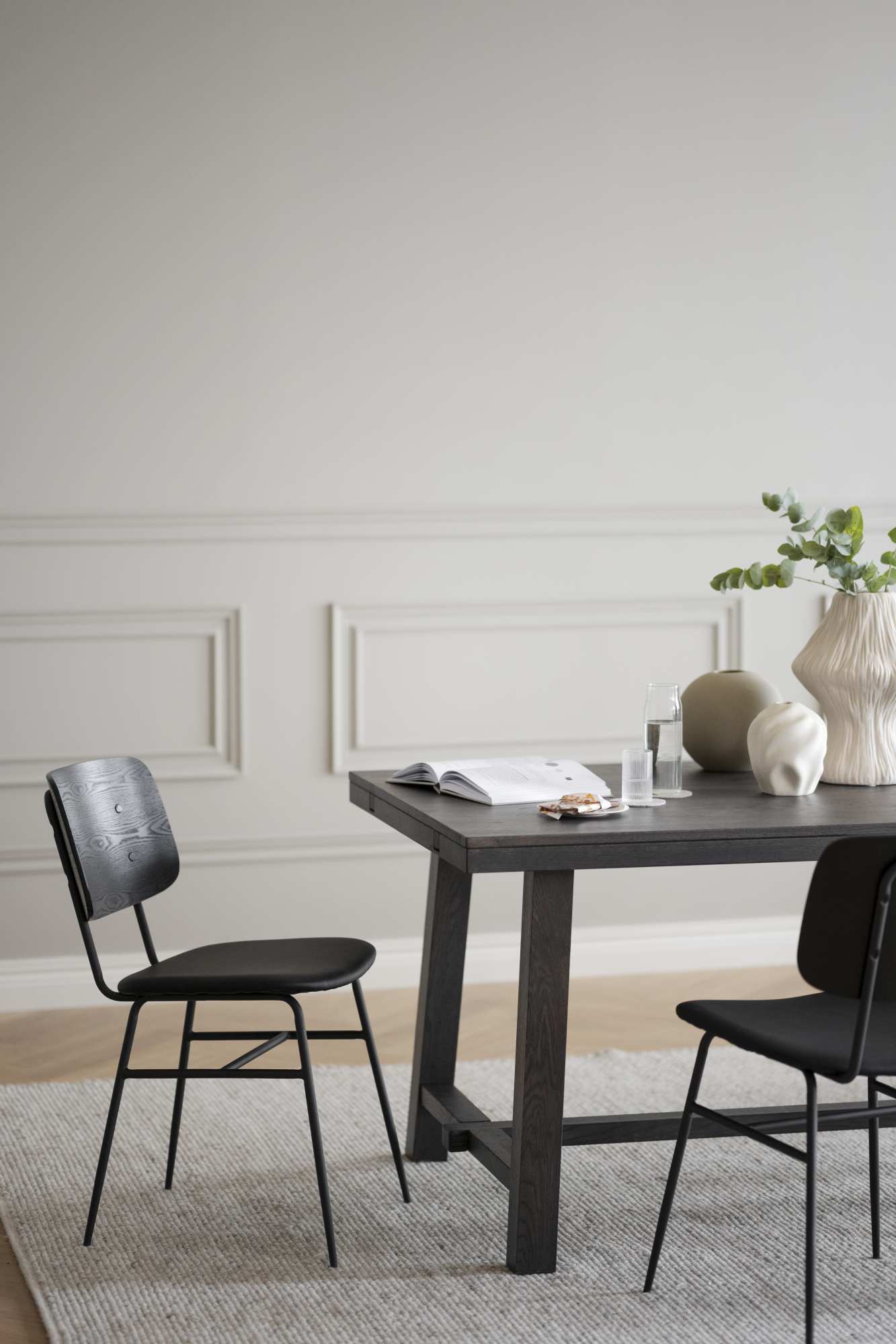Stuhl Brent 2er Set, Esche Schwarz – modernes Design trifft Komfort.