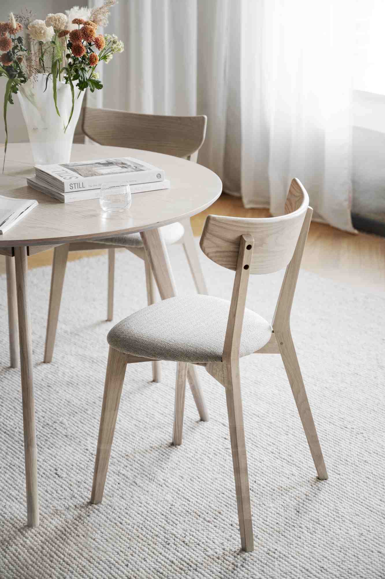 Jetzt entdecken: Stuhl Ami Eiche 2er Set, Weiss / Sand mit hochwertiger Verarbeitung.