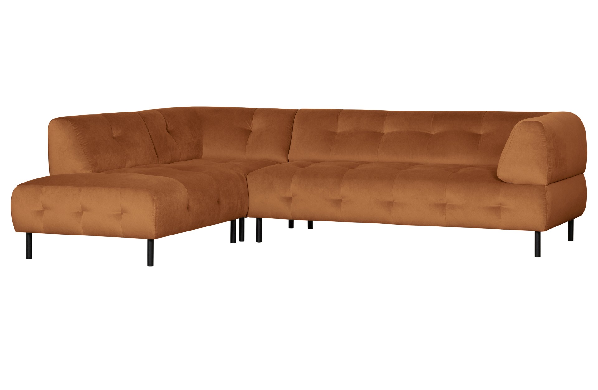 Das Ecksofa Lloyd überzeugt mit seinem modernem Design. Gefertigt wurde das Sofa aus einem Samt Bezug, welcher einen Rost Farbton besitzt. Die Beine sind aus Metall und sind schwarz.