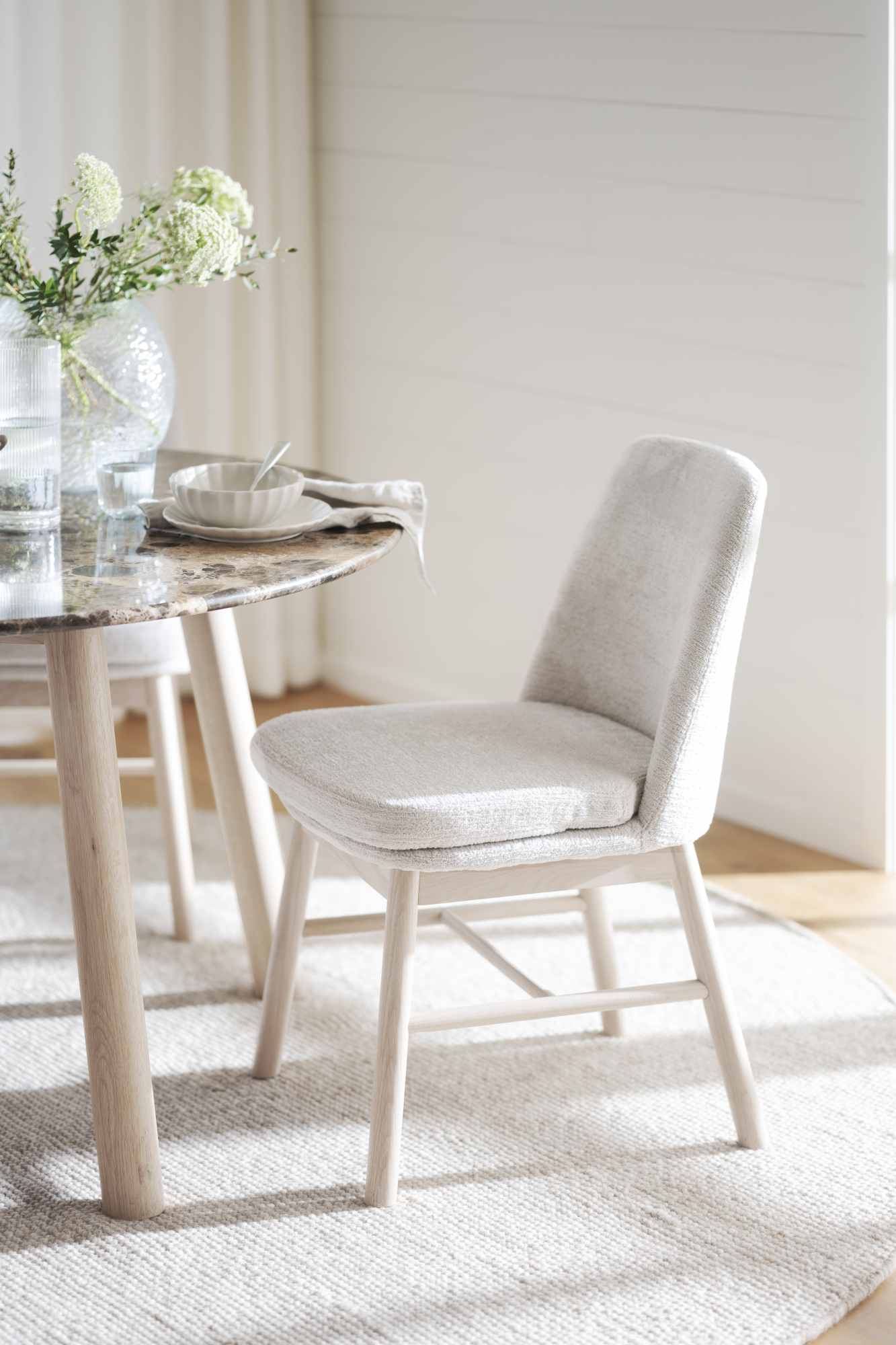 Hochwertiger Esstisch Taransay Rund 125cm, Marmor Braun, Eiche Hell für jede Einrichtung.