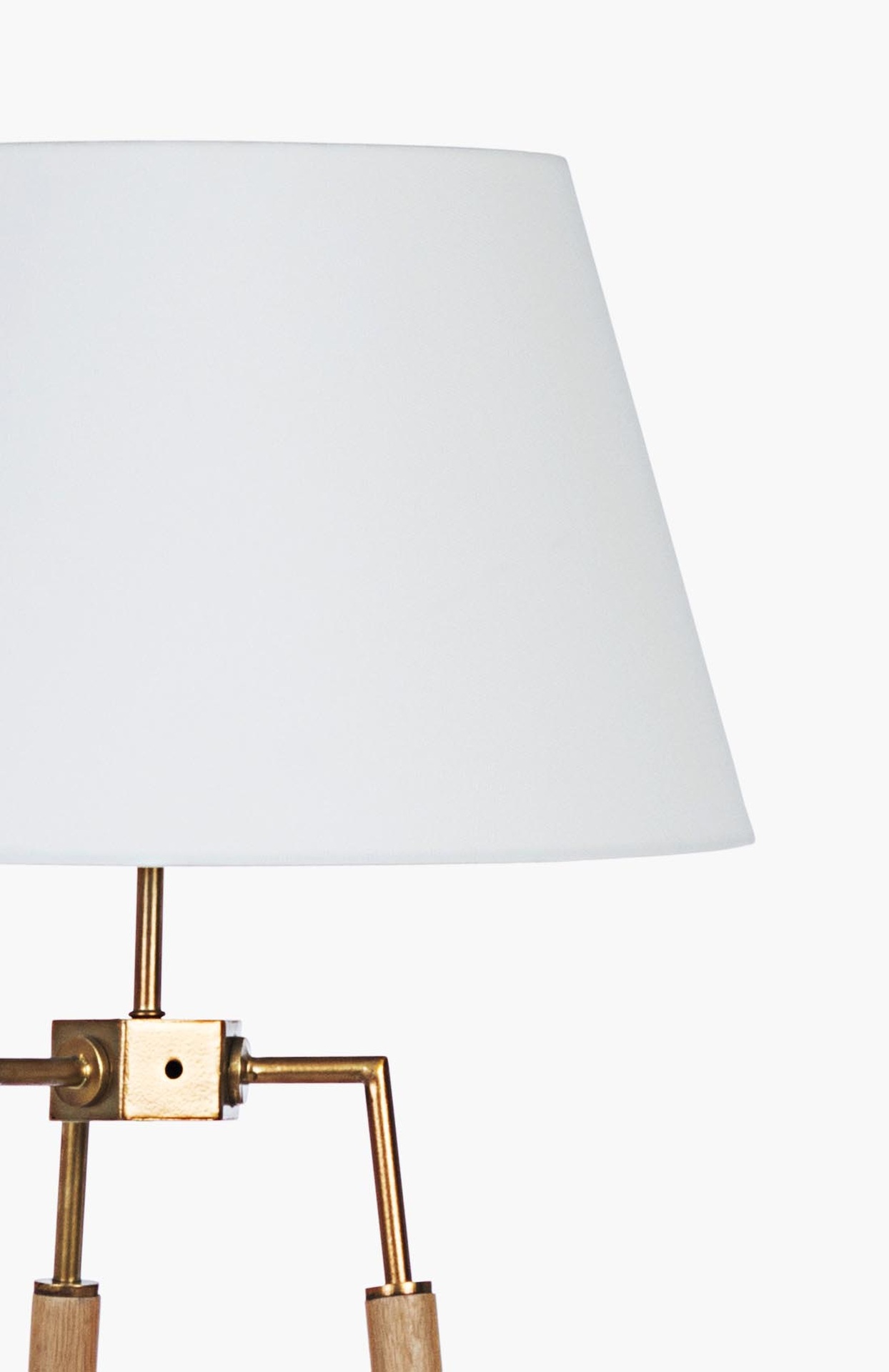 Die Stehleuchte Ellinor überzeugt mit ihrem klassischen Design. Gefertigt wurde sie aus Metall, welches einen Messing Farbton besitzt. Der Lampenschirm ist aus Baumwolle und hat eine weiße Farbe. Die Lampe besitzt eine Höhe von 166 cm.