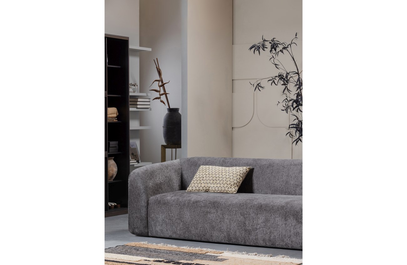 Das Sofa Sloping überzeugt mit seinem modernen Stil. Gefertigt wurde es aus Struktursamt, welches einen dunkelgrauen Farbton besitzt. Das Gestell ist aus Kunststoff und hat eine schwarze Farbe. Das Sofa besitzt eine Breite von 240 cm.