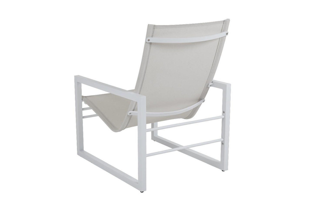 Der Gartensessel Vevi überzeugt mit seinem modernen Design. Gefertigt wurde er aus Textilene, welches einen weißen Farbton besitzt. Das Gestell ist aus Metall und hat eine weiße Farbe. Die Sitzhöhe des Sessels beträgt 29 cm.