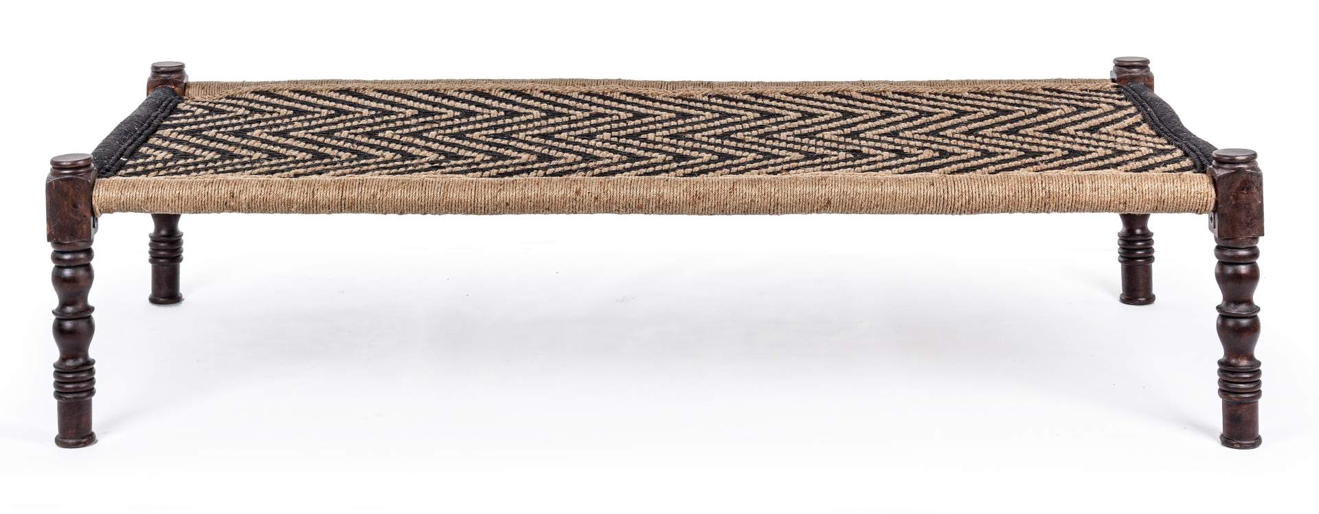 Die Bank Khat überzeugt mit ihrem klassischen aber auch orientalischen Design. Gefertigt wurde die Bank aus Sheesham-Holz, welches einen schwarzen Farbton besitzt. Die Sitzfläche ist aus Baumwoll-Seil gefertigt. Die Breite der Bank beträgt 176 cm.