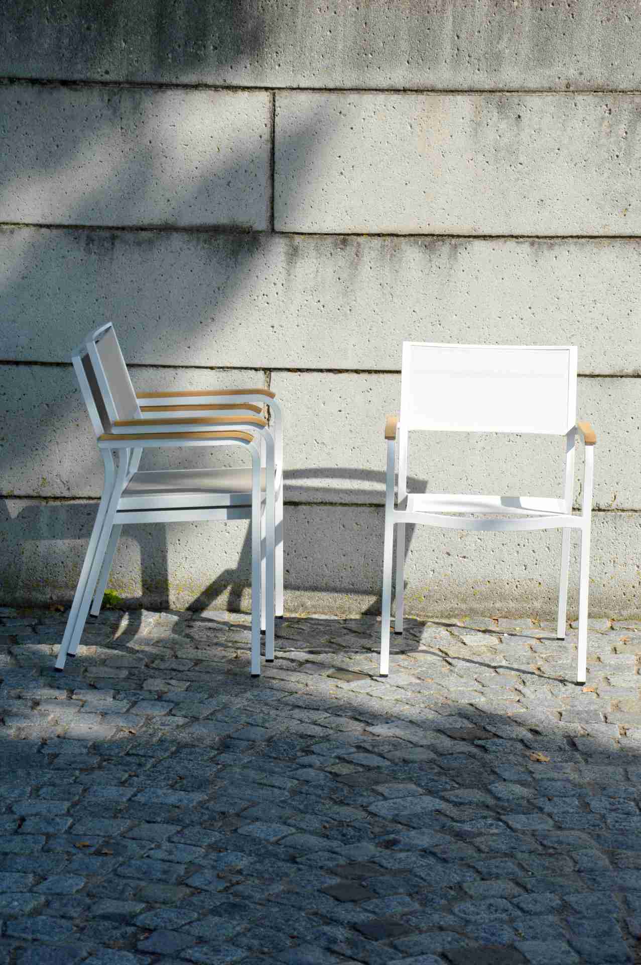 Der Stapelsessel Lux besitzt ein modernes Design. Hergestellt wurde der Sessel aus Aluminium von der Marke Jan Kurtz. Der Sessel besitzt die Farbe Weiß.