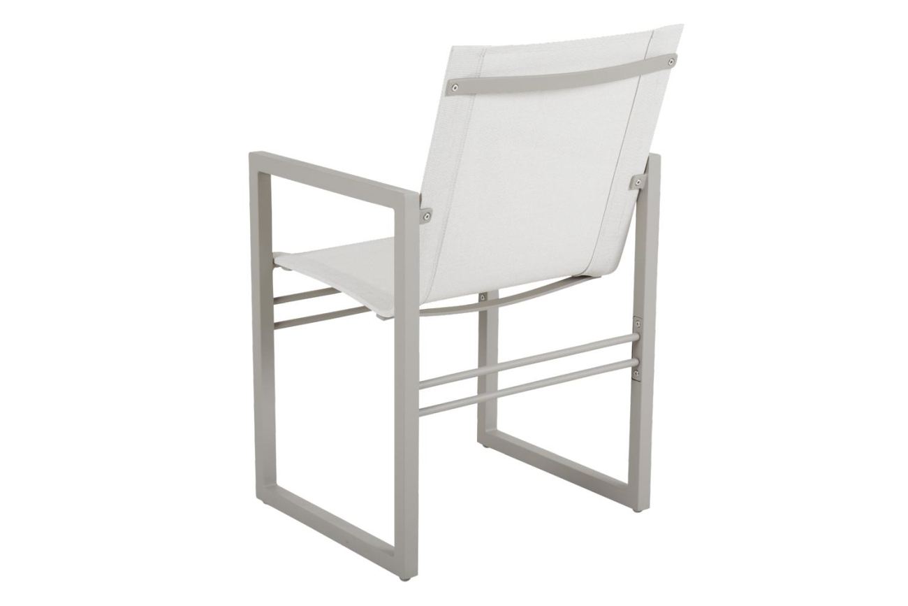 Der Gartenstuhl Vevi überzeugt mit seinem modernen Design. Gefertigt wurde er aus Textilene, welches einen weißen Farbton besitzt. Das Gestell ist aus Teakholz und hat eine kaki Farbe. Die Sitzhöhe des Stuhls beträgt 45 cm.