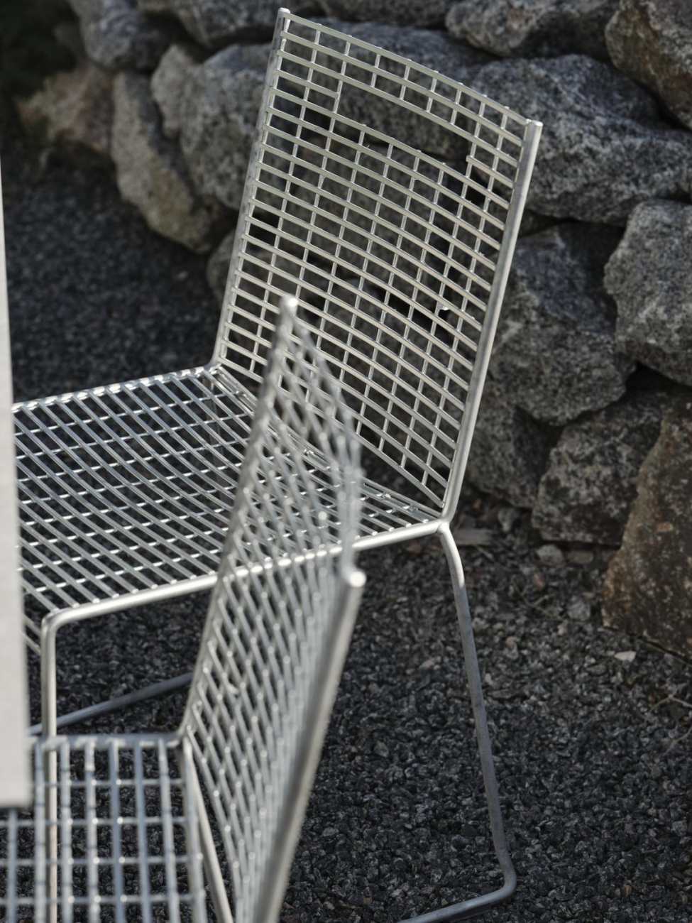 Der Gartenstuhl Sinarp überzeugt mit seinem modernen Design. Gefertigt wurde er aus Metall, welches einen silbernen Farbton besitzt. Das Gestell ist auch aus Metall und hat eine silberne Farbe. Die Sitzhöhe des Stuhls beträgt 44 cm.