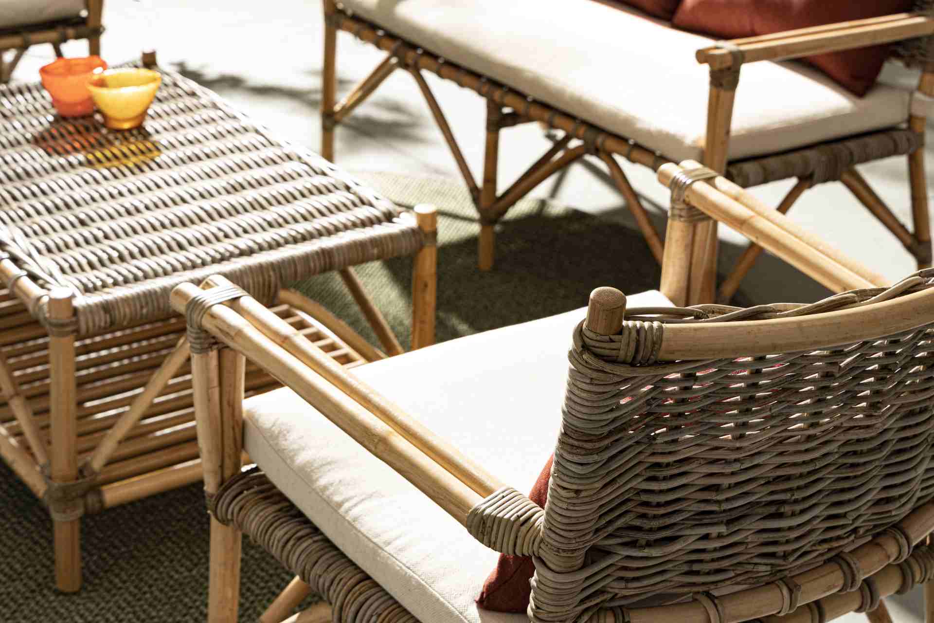Der Gartensessel Tarifa überzeugt mit seinem klassischen Design. Gefertigt wurde er aus Kubu, welches einen braunen Farbton besitzt. Das Gestell ist aus Rattan und hat eine natürliche Farbe. Der Sessel verfügt über eine Sitzhöhe von 43 cm und ist für den 