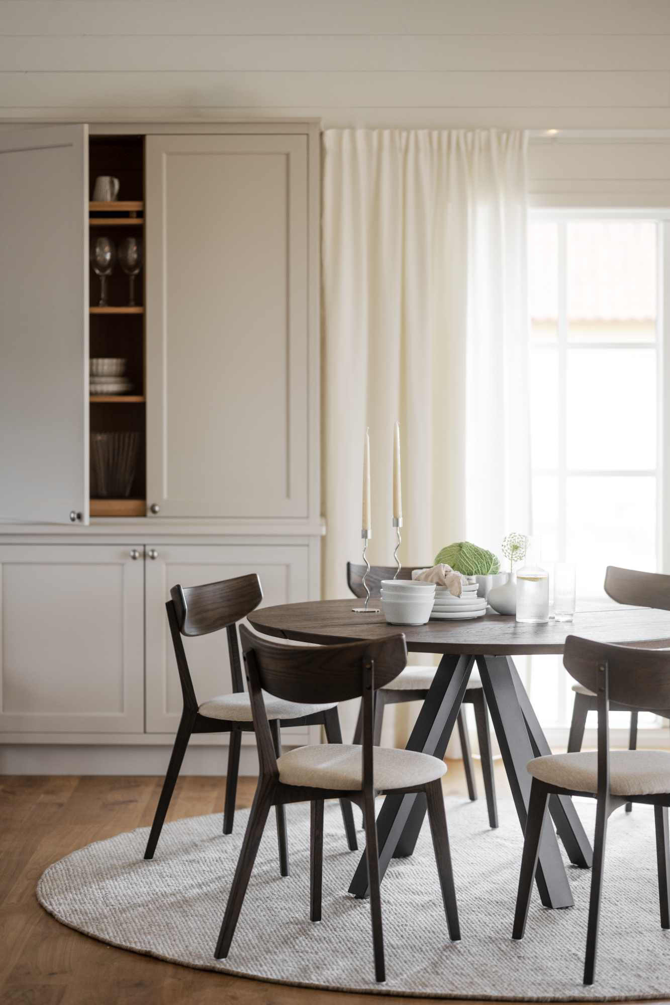 Design trifft Funktion: Stuhl Ami Eiche 2er Set, Braun / Sand.