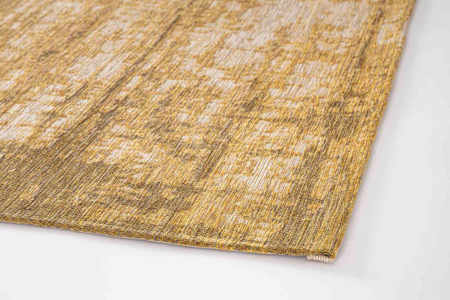 Der Teppich Yuno überzeugt mit seinem modernen Design. Gefertigt wurde die Vorderseite aus 50% Chenille, 30% Polyester und 20% Baumwolle, die Rückseite ist aus Latex. Der Teppich besitzt eine Senf Farbton und die Maße von 155x230 cm.