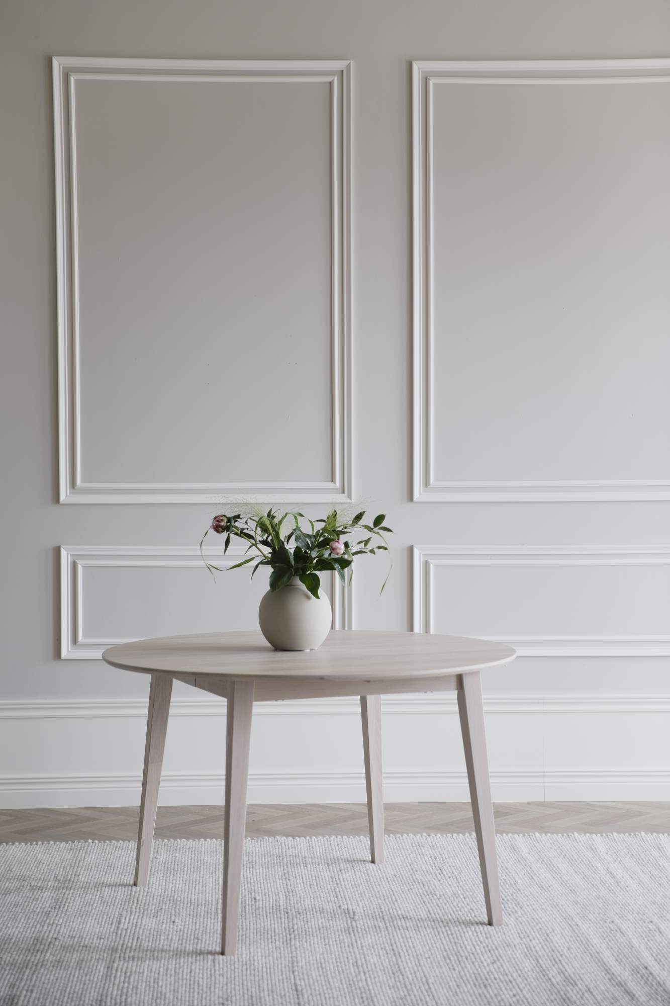 Esstisch Filippa Rund mit Auszug, 120/165cm, Eiche Weiß pigmentiert – modernes Design trifft Komfort.