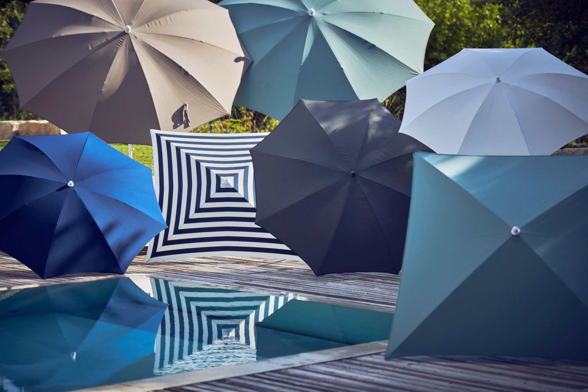 Der Sonnenschirm Salina überzeugt mit seinem modernen Design. Die Form des Schirms ist Rund. Designet wurde er von der Marke Jan Kurtz und hat die Farbe Aqua.