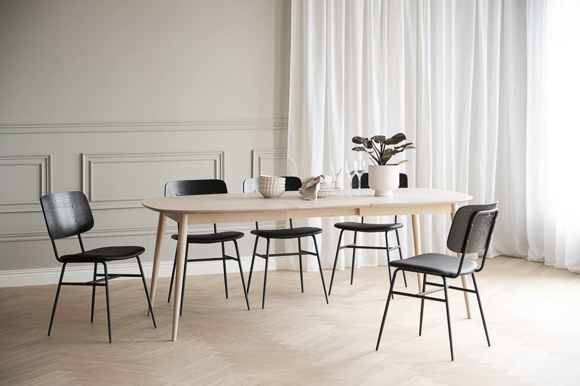Stuhl Brent 2er Set, Esche Schwarz – modernes Design trifft Komfort.