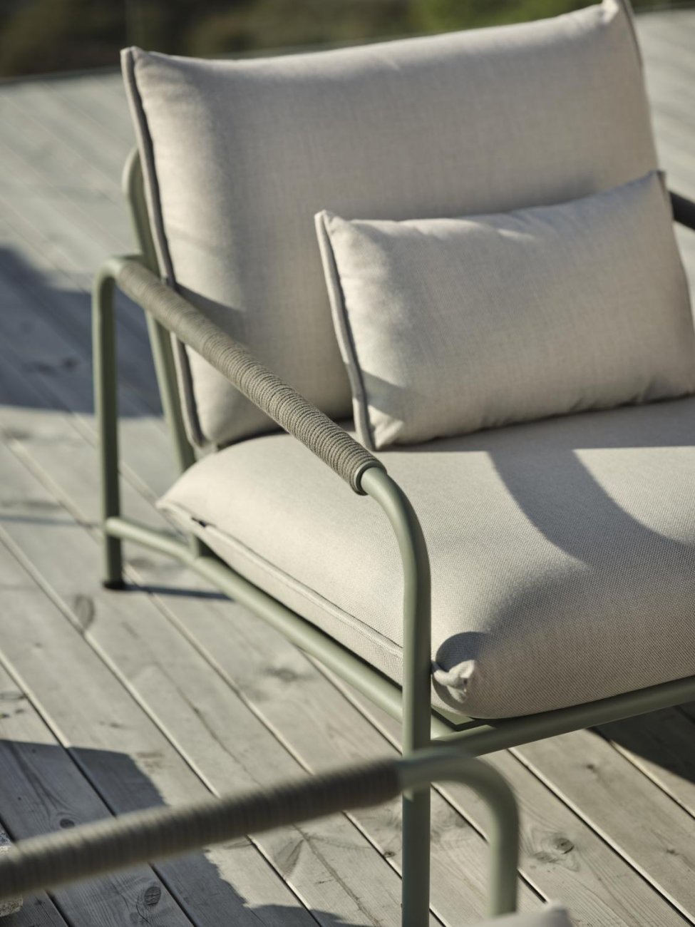 Der Gartensessel Lerberget überzeugt mit seinem modernen Design. Gefertigt wurde er aus Stoff, welcher einen grauen Farbton besitzt. Das Gestell ist aus Metall und hat eine grüne Farbe. Die Sitzhöhe des Sessels beträgt 42 cm.
