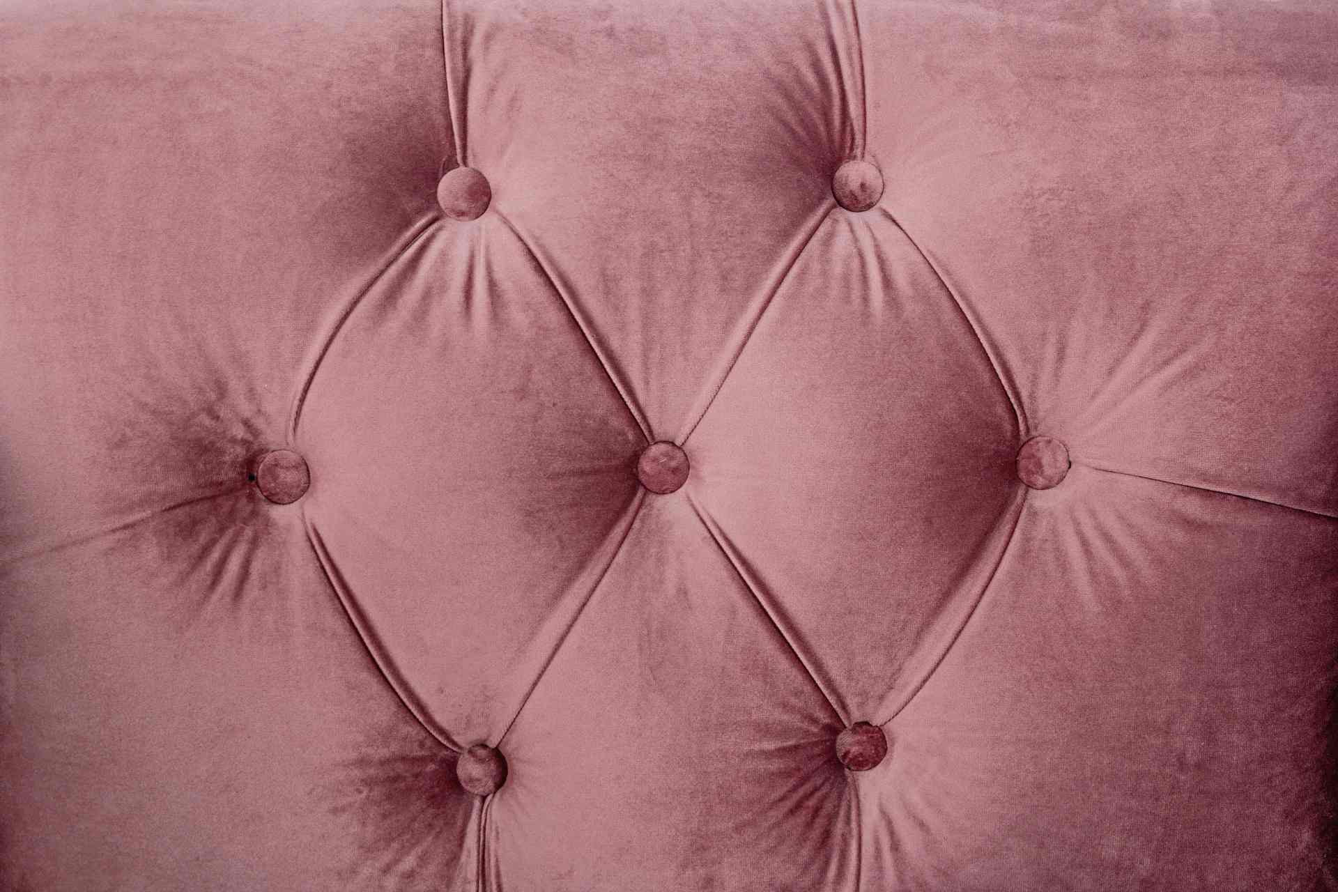 Das Sofa Blossom überzeugt mit seinem klassischen Design. Gefertigt wurde es aus Stoff in Samt-Optik, welcher einen rosa Farbton besitzt. Das Gestell ist aus Kautschukholz und hat eine schwarze Farbe. Das Sofa ist in der Ausführung als 3-Sitzer. Die Breit