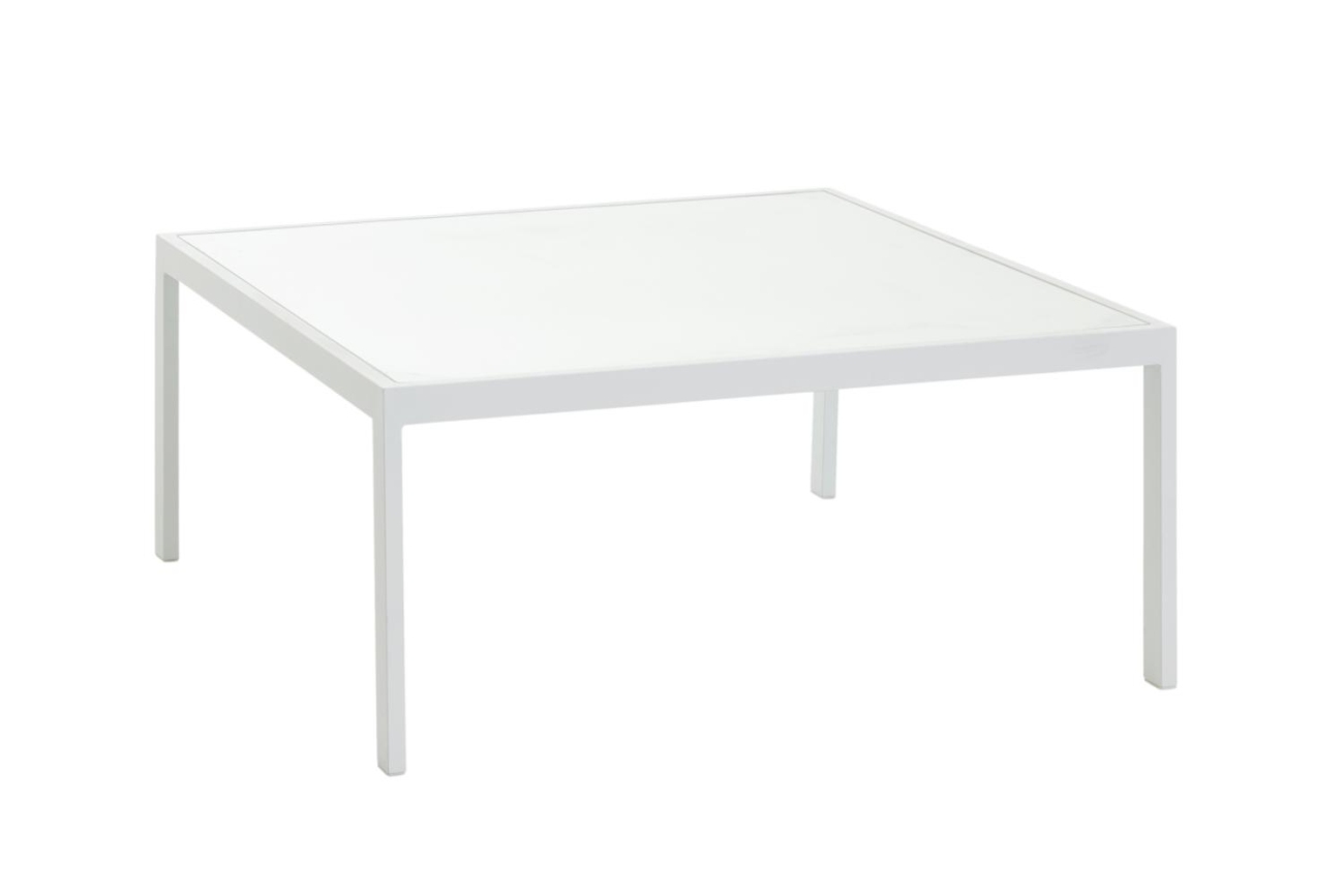 Der Gartencouchtisch Leone überzeugt mit seinem modernen Design. Gefertigt wurde die Tischplatte aus Metall und hat eine weiße Farbe. Das Gestell ist auch aus Metall und hat eine weiße Farbe. Der Tisch besitzt eine Länge von 90 cm.