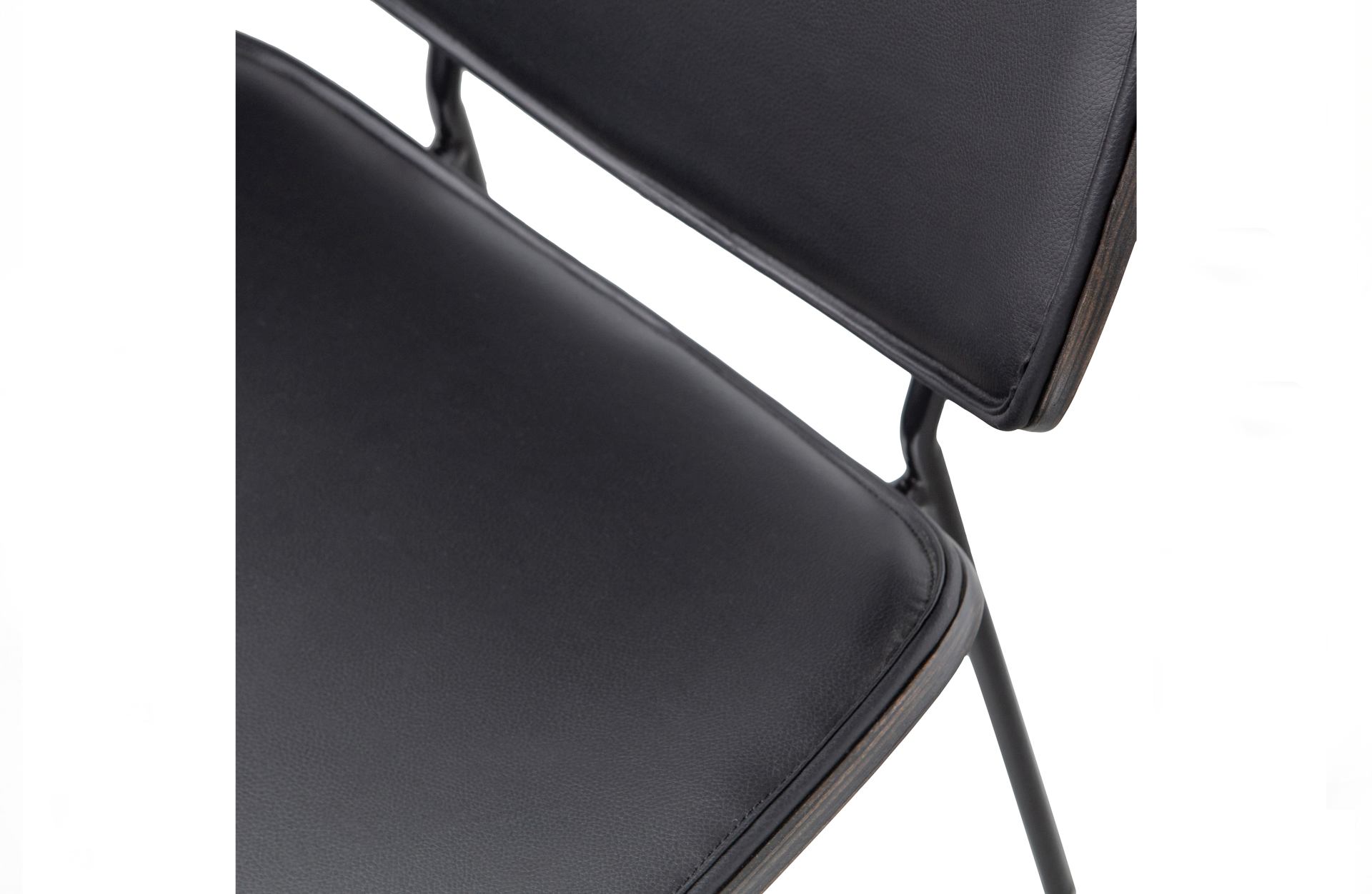 Der Esszimmerstuhl Close überzeugt mit seinem klassischen Design. Gefertigt wurde er aus Kunstleder, welches einen schwarzen Farbton besitzt. Das Gestell ist aus Metall und hat eine schwarze Farbe. Die Sitzhöhe beträgt 49 cm.