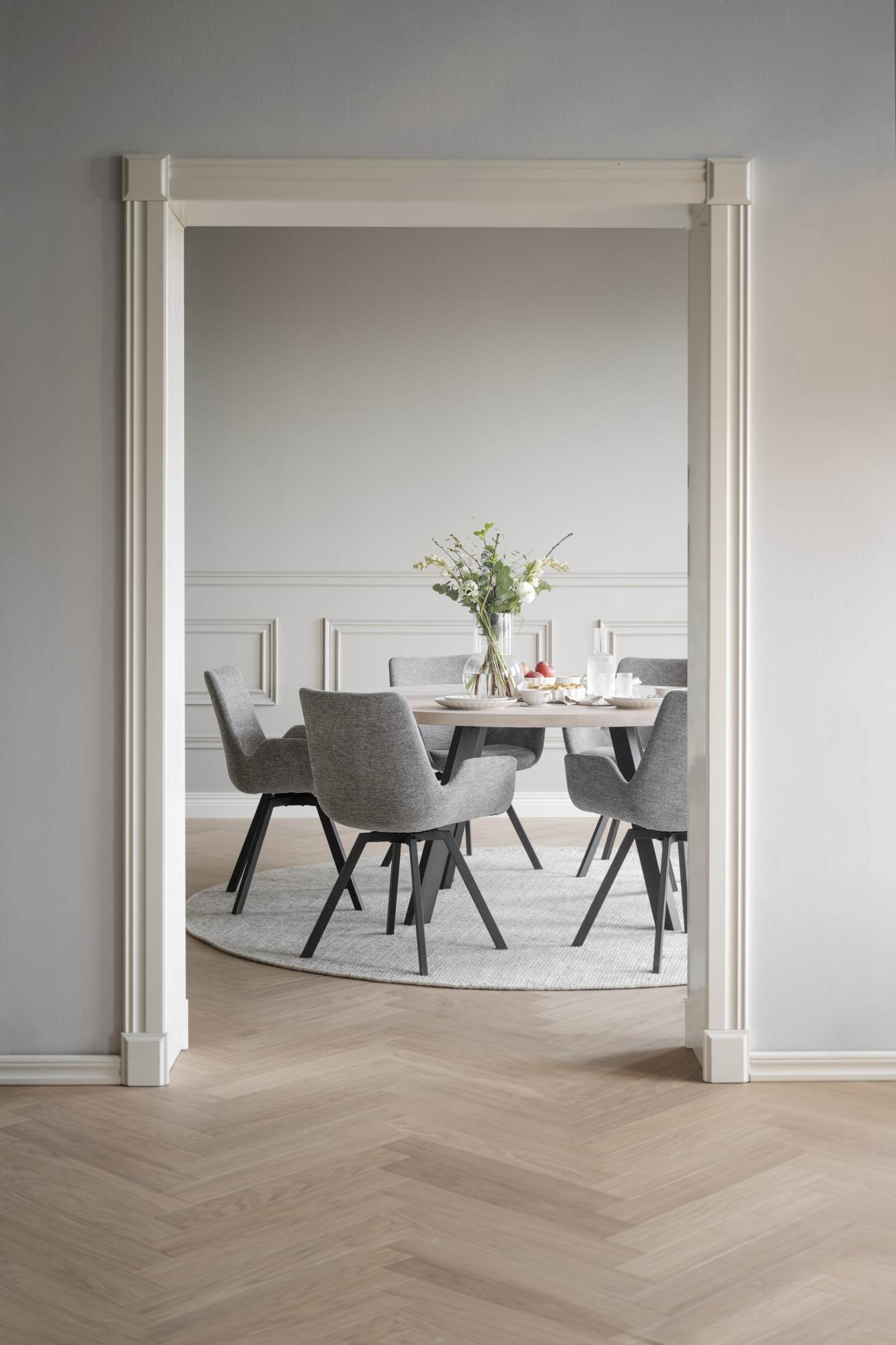 Jetzt entdecken: Esstisch Fred Rund 160cm, Eiche Weiß pigmentiert mit hochwertiger Verarbeitung.