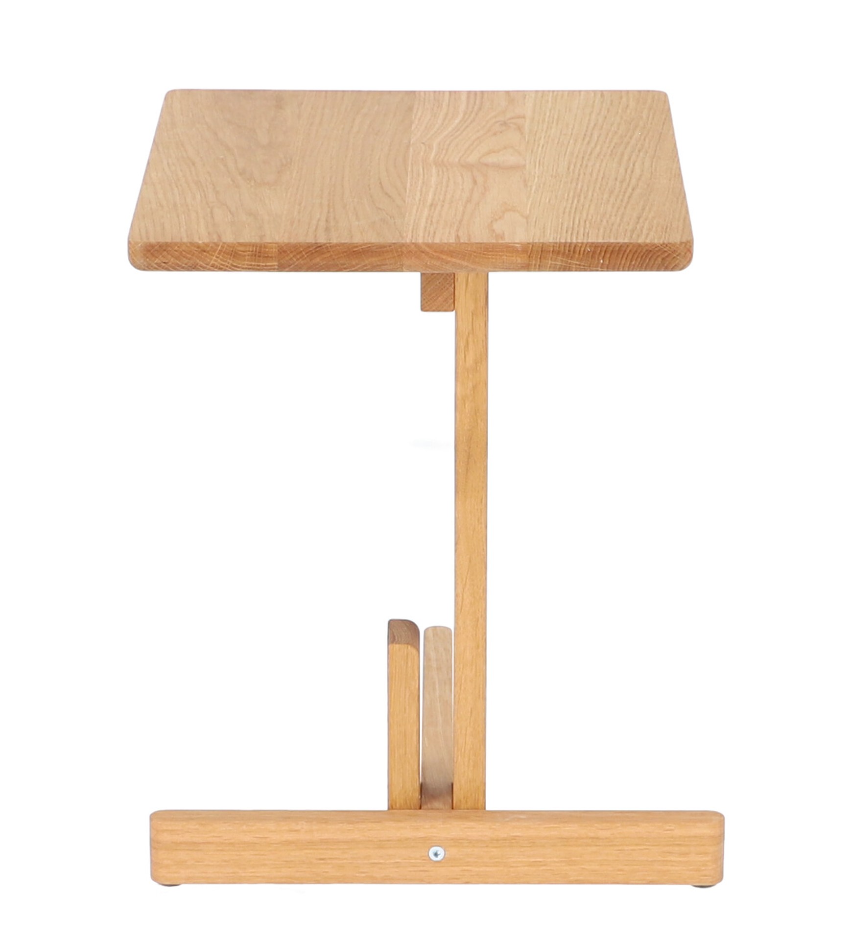 Der schlichte Beistelltisch Hardy wurde aus Eichenholz gefertigt. Besonders auffällig ist seine besondere Form. Der Tisch ist ein Produkt der Marke Jan Kurtz.