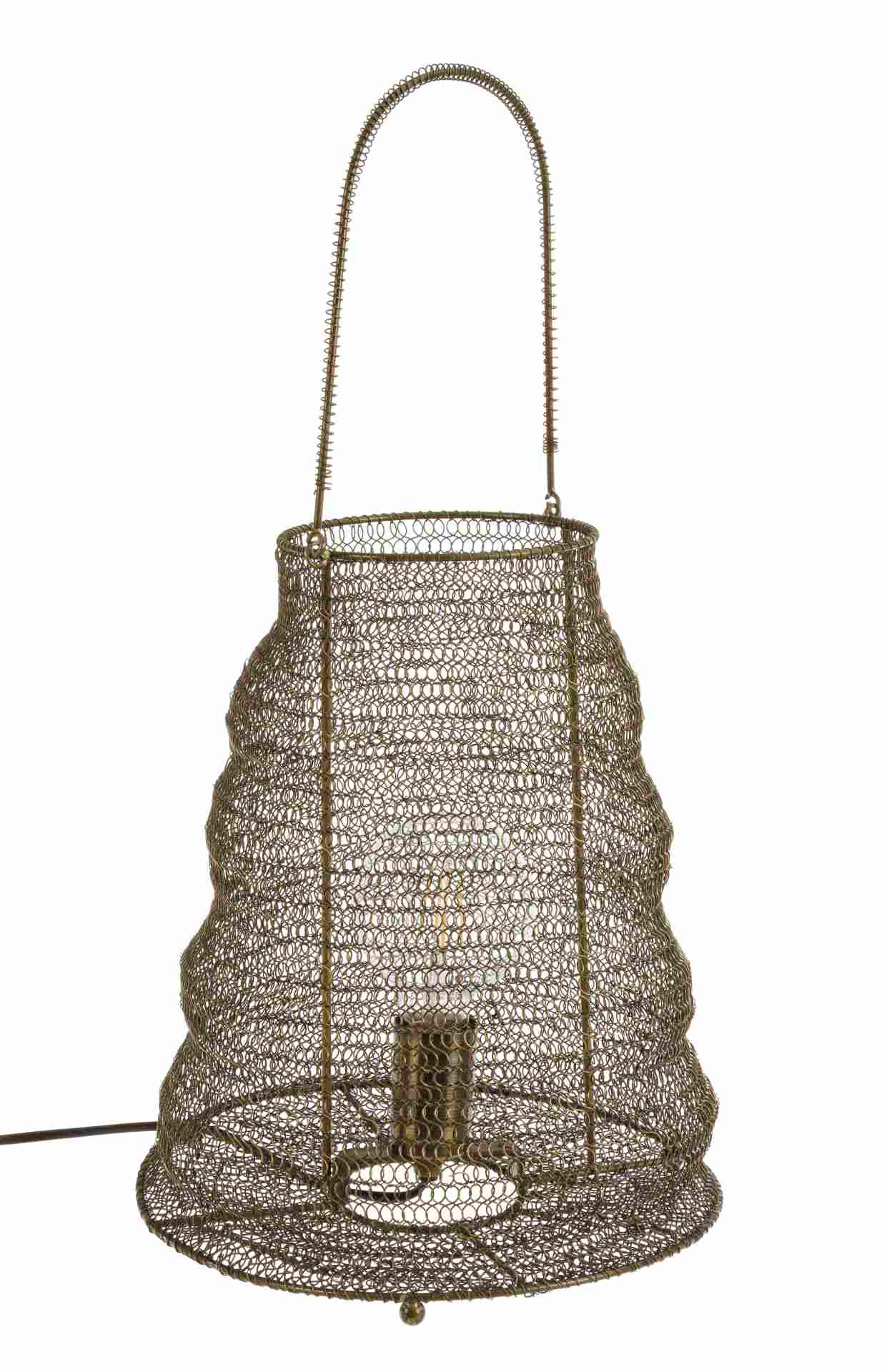 Die Tischleuchte Amish überzeugt mit ihrem klassischen Design. Gefertigt wurde sie aus Metall, welches einen Messing Farbton besitzt.Die Lampe hat eine Lichtquelle. Die Lampe besitzt eine Höhe von 38,5 cm.