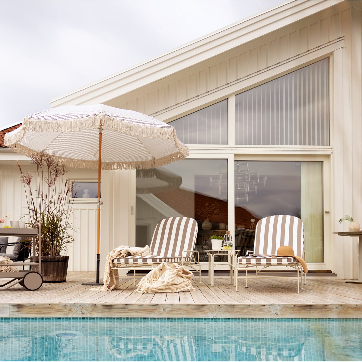 Sonnenliege Arts Weiß/Beige gestreift - elegante Outdoor-Gartenliege aus Metall & Olefin