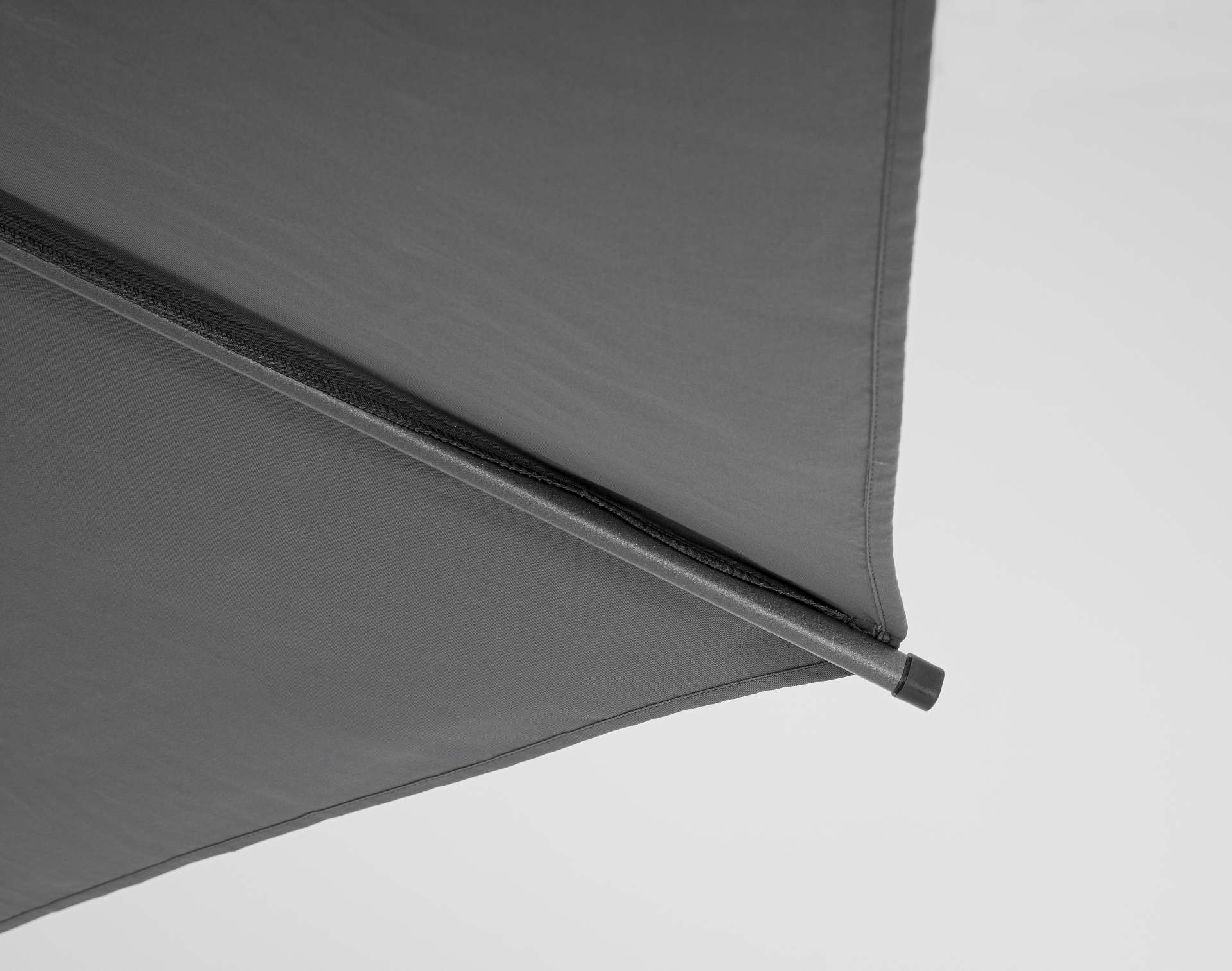 Der Sonnenschirm Rio überzeugt mit seinem klassischen Design. Gefertigt wurde er aus einer Polyester Plane, welche einen dunkelgrauen Farbton besitzt. Das Gestell ist aus Aluminium und hat eine Anthrazit Farbe. Der Sonnenschirm verfügt über einen Durchmes