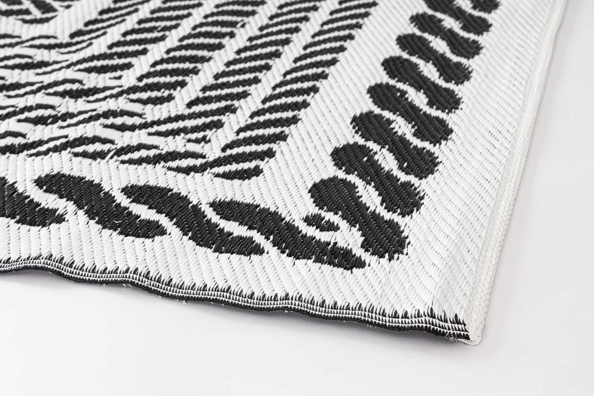 Der Outdoor Teppich Kashan überzeugt mit seinem modernen Design. Gefertigt wurde er aus Kunststofffasern, welche einen Weißen und Schwarzen Farbton besitzt. Der Teppich verfügt über eine Größe von 150x210 cm und ist für den Outdoor Bereich geeignet.