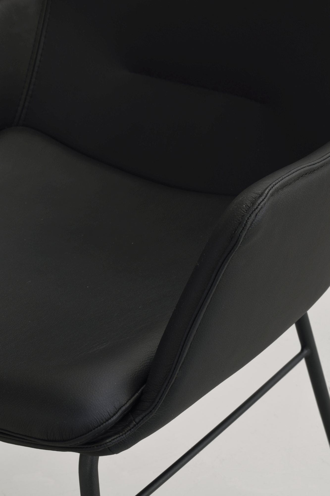 Stuhl Lowell 2er Set mit Armlehnen, Leder Schwarz passt perfekt in stilvolle Wohnräume.