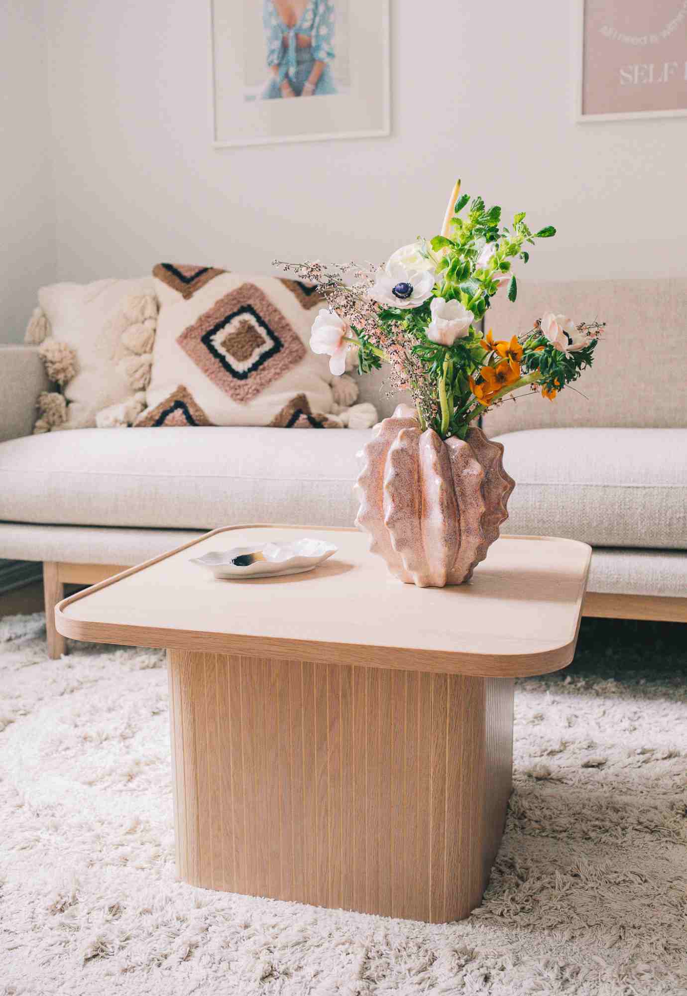 Jetzt entdecken: Couchtisch Sullivan, Weiß pigmentiert, 80x80x40cm mit hochwertiger Verarbeitung.