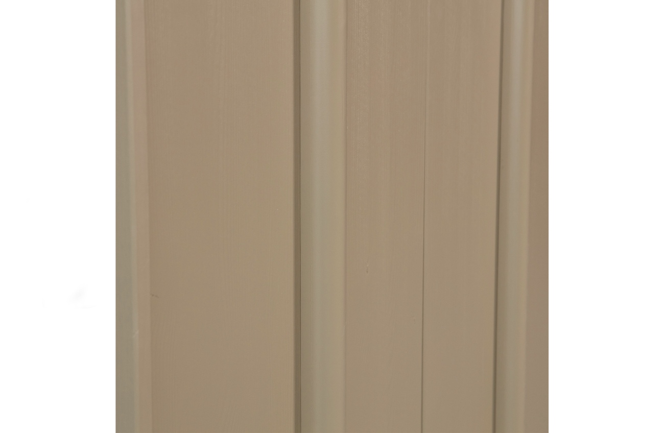 Das Sideboard Basu überzeugt mit seinem modernen Design. Gefertigt wurde es aus Kiefernholz, welcher einen braunen Farbton besitzt. Das Gestell ist auch aus Kiefernholz. Das Sideboard verfügt über vier Türen