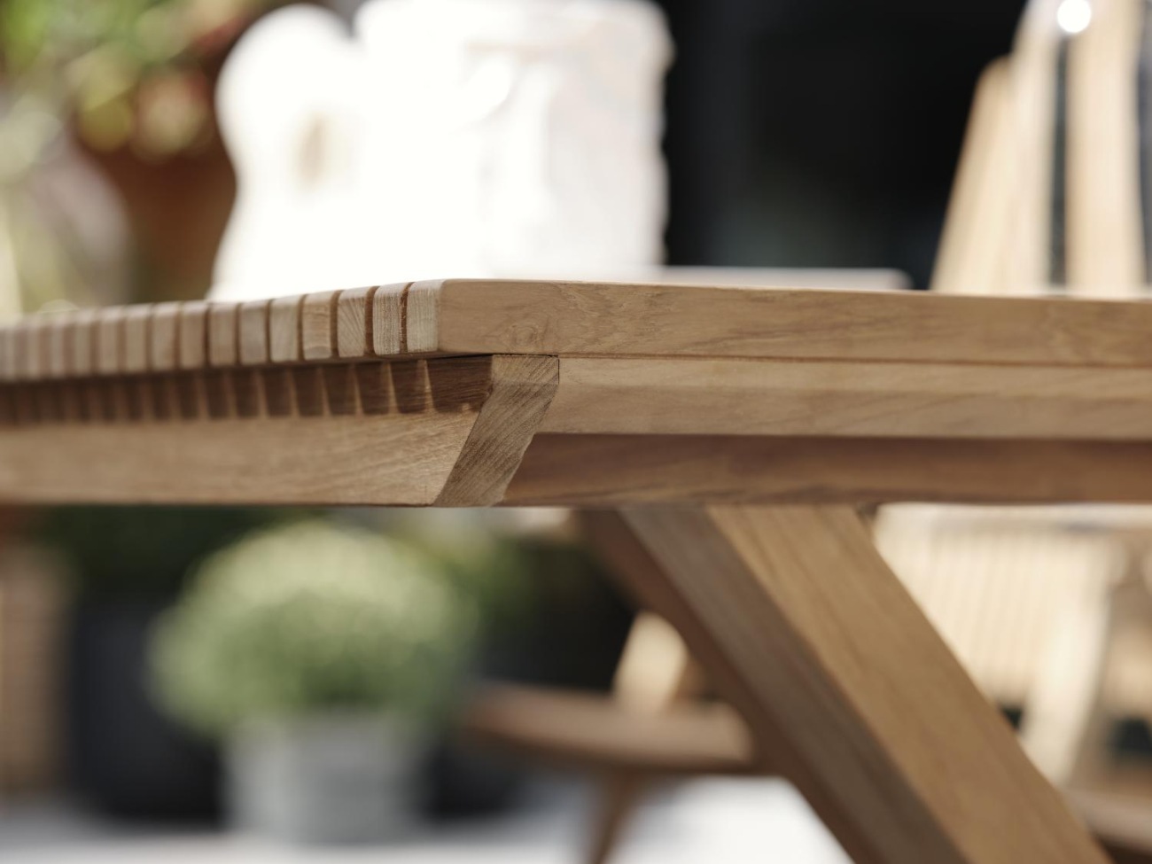 Der Gartenesstisch Julita überzeugt mit seinem modernen Design. Gefertigt wurde die Tischplatte aus Teakholz und hat eine natürliche Farbe. Das Gestell ist auch aus Teakholz und hat eine natürliche Farbe. Der Tisch besitzt eine Länge von 220 cm.