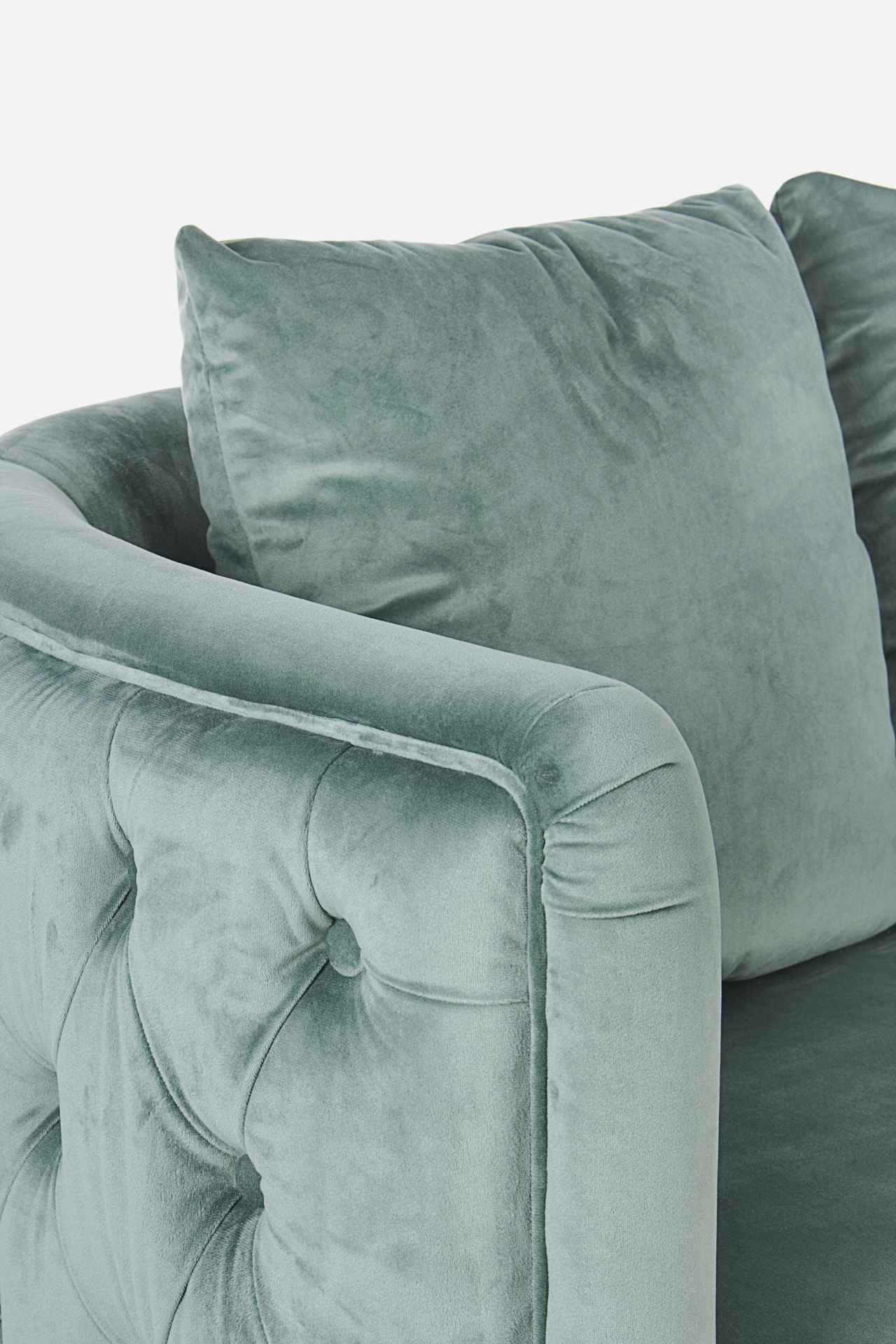 Das Sofa Tenbury überzeugt mit seinem modernen Design. Gefertigt wurde es aus Stoff in Samt-Optik, welcher einen türkis Farbton besitzt. Das Gestell ist aus Metall und hat eine goldene Farbe. Das Sofa ist in der Ausführung als 2-Sitzer. Die Breite beträgt