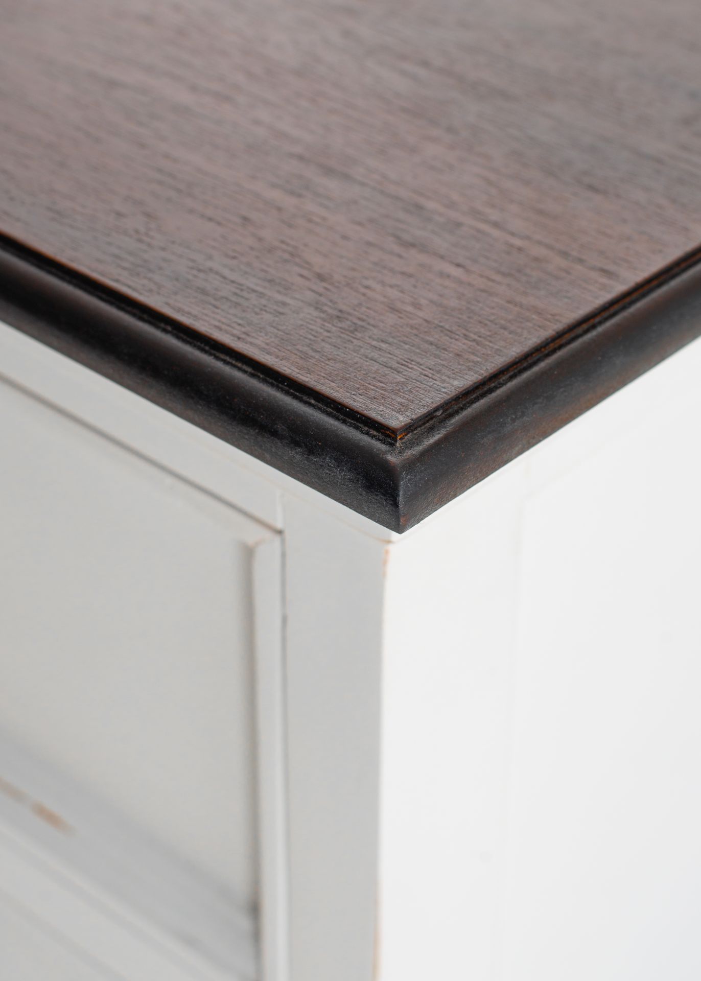 Der Nachttisch Halifax Accent überzeugt mit seinem Landhaus Stil. Gefertigt wurde er aus Mahagoni Holz, welches einen Weißen Farbton besitzt. Der Nachttisch verfügt über drei Schubladen.