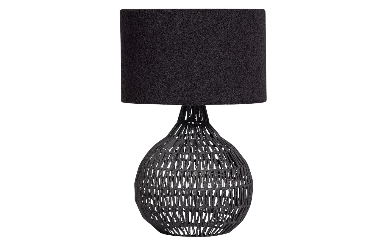 Die Tischleuchte Macy überzeugt mit ihrem modernen Design. Gefertigt wurde sie aus Rattan, welches einen schwarzen Farbton besitzt. Der Lampenschirm ist aus Teddy-Stoff und hat eine Schwarzen Farbe. Die Lampe besitzt einen Durchmesser von 40 cm.