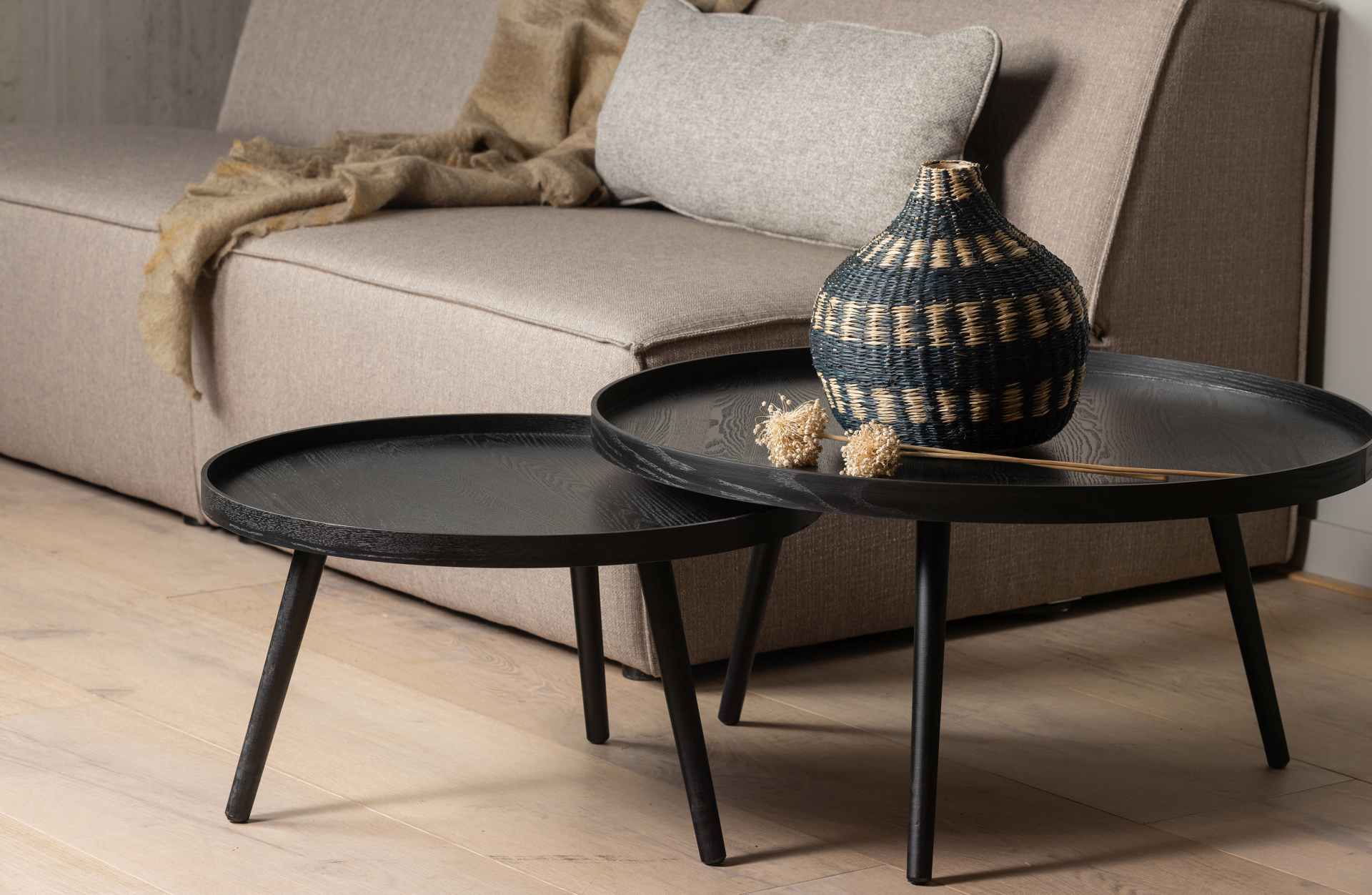 Der Beistelltisch Mesa überzeugt mit seinem schlichtem Design. Die Tischplatte wurde aus MDF Holz gefertigt und die Tischbeine sind aus Kiefernholz. Der Beistelltisch hat einen schwarzen Farbton.